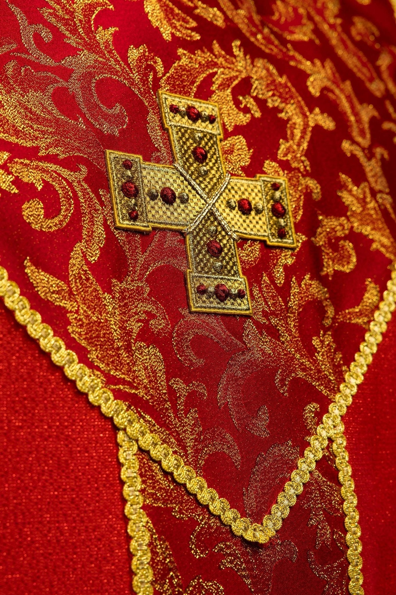 Czerwony ornat z krzyżem ozdobiony tkaniną żakardową - alba.pl