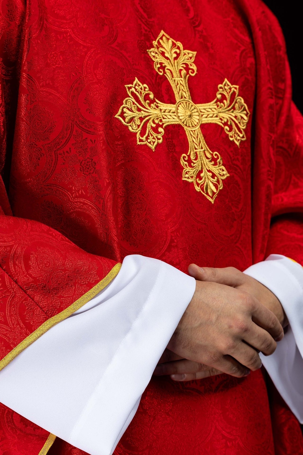 Czerwony ornat z krzyżem tkanina żakardowa - alba.pl