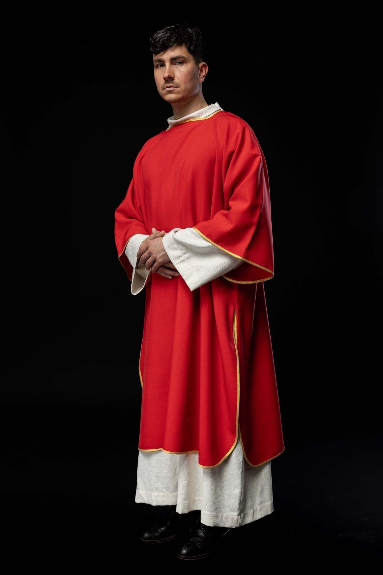 Dalmatyka Czerwona Gładka ze Złotą Lamówką - Liturgiczna Elegancja - alba.pl