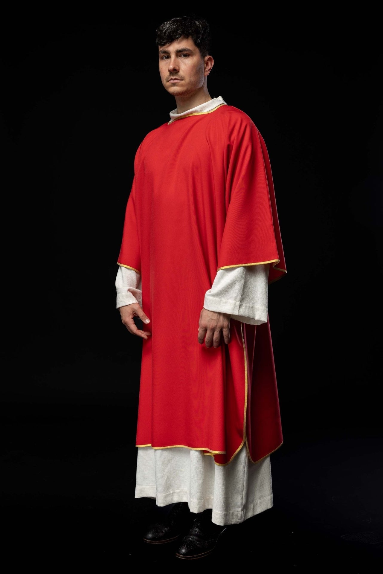 Dalmatyka Czerwona Gładka ze Złotą Lamówką - Liturgiczna Elegancja - alba.pl