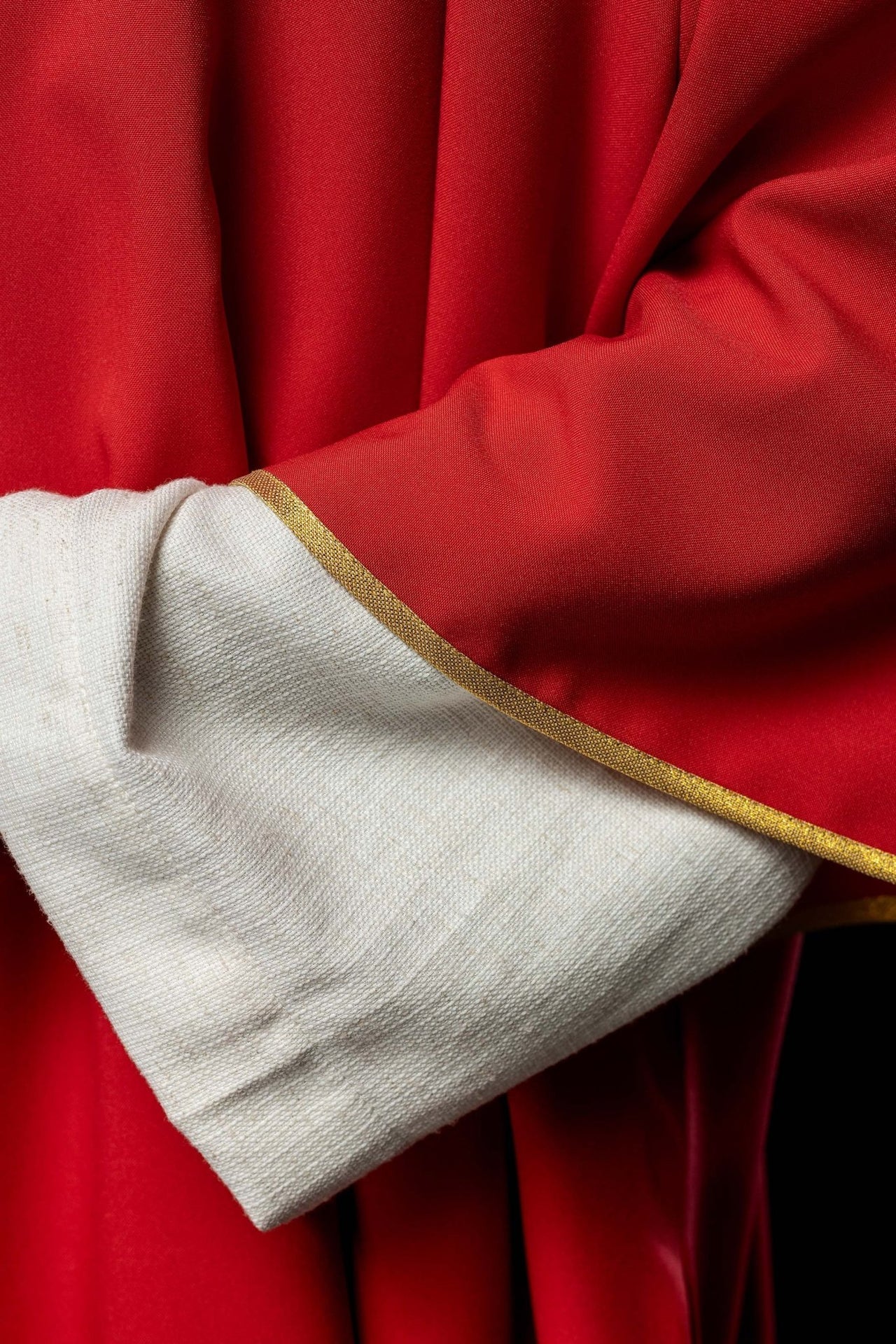 Dalmatyka Czerwona Gładka ze Złotą Lamówką - Liturgiczna Elegancja - alba.pl