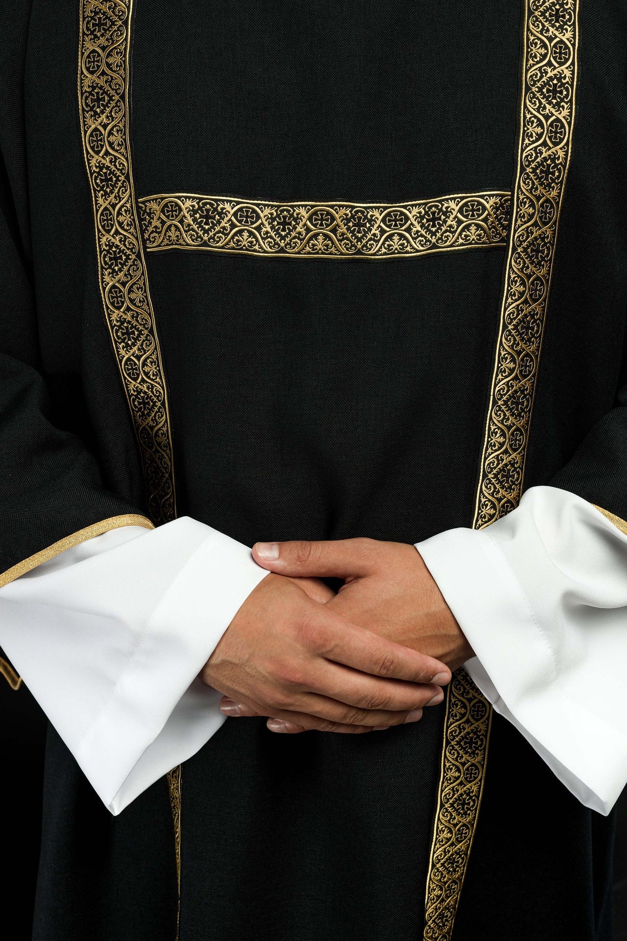 Dalmatyka Diakońska Czarna ze Złotą Tasiemką Żakardową - alba.pl