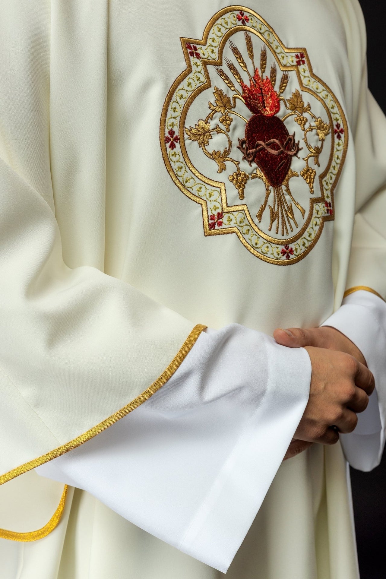 Dalmatyka Ecru z Haftem Serca Jezusa i Kielicha - Elegancka Liturgia - alba.pl