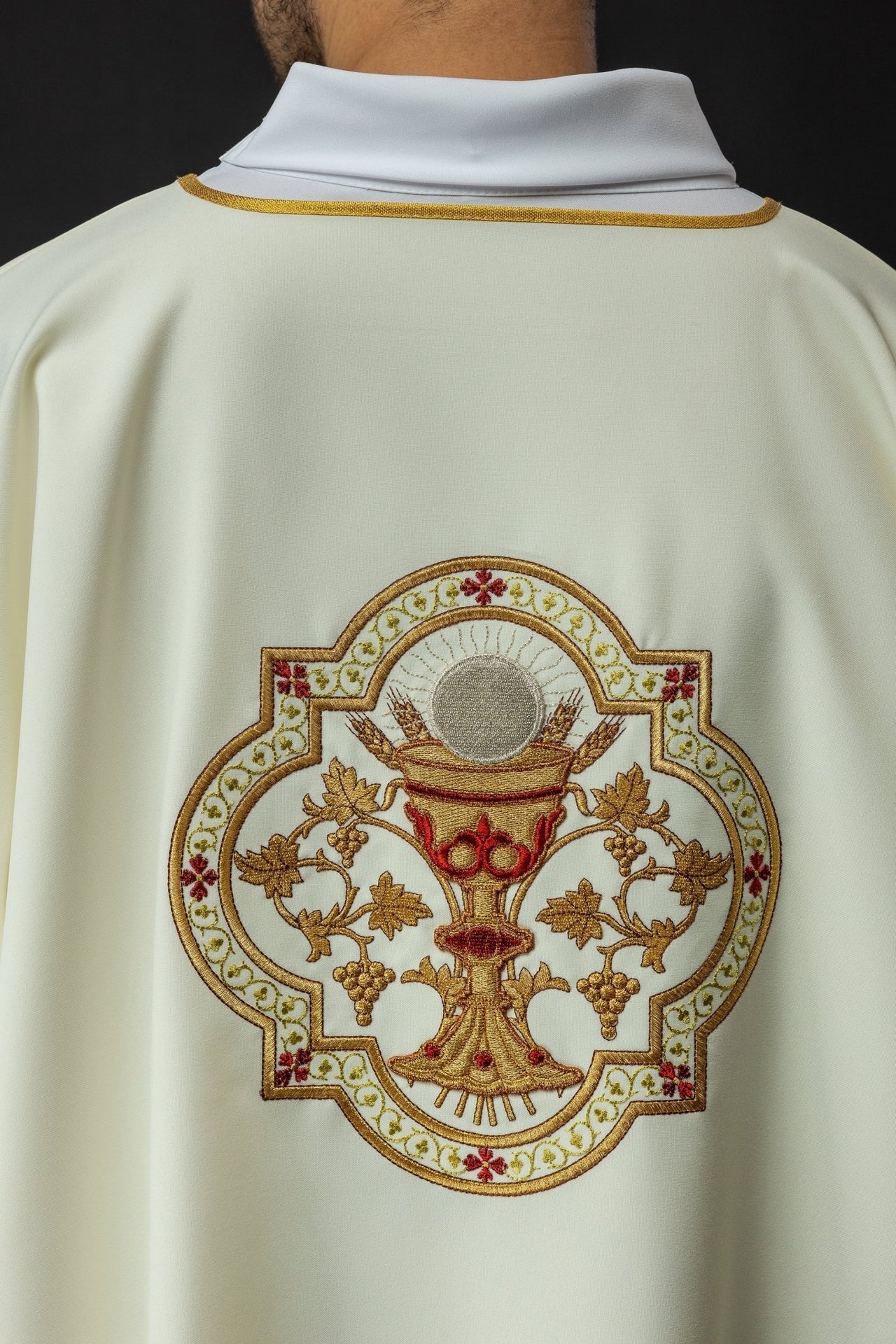Dalmatyka Ecru z Haftem Serca Jezusa i Kielicha - Elegancka Liturgia - alba.pl
