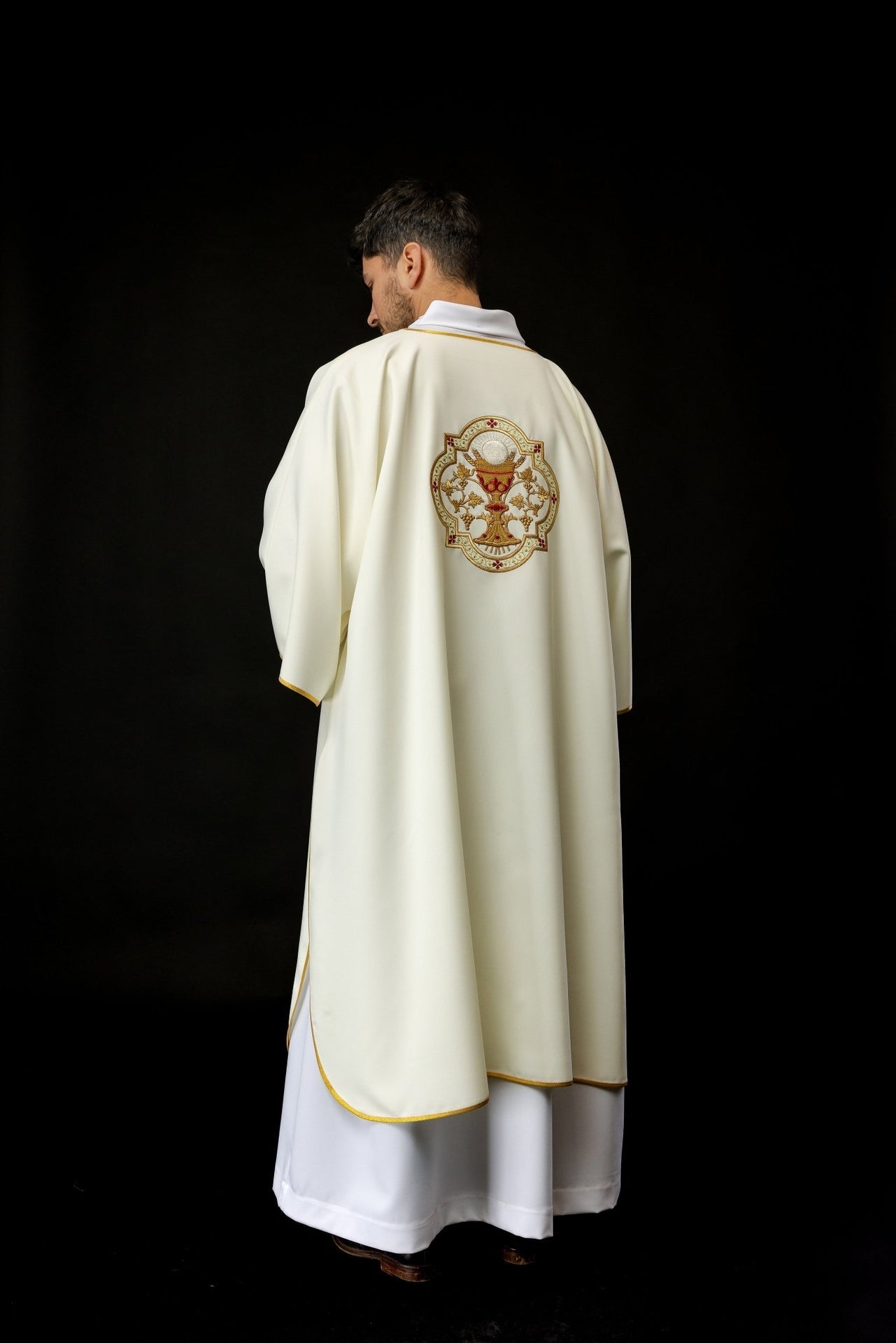 Dalmatyka Ecru z Haftem Serca Jezusa i Kielicha - Elegancka Liturgia - alba.pl