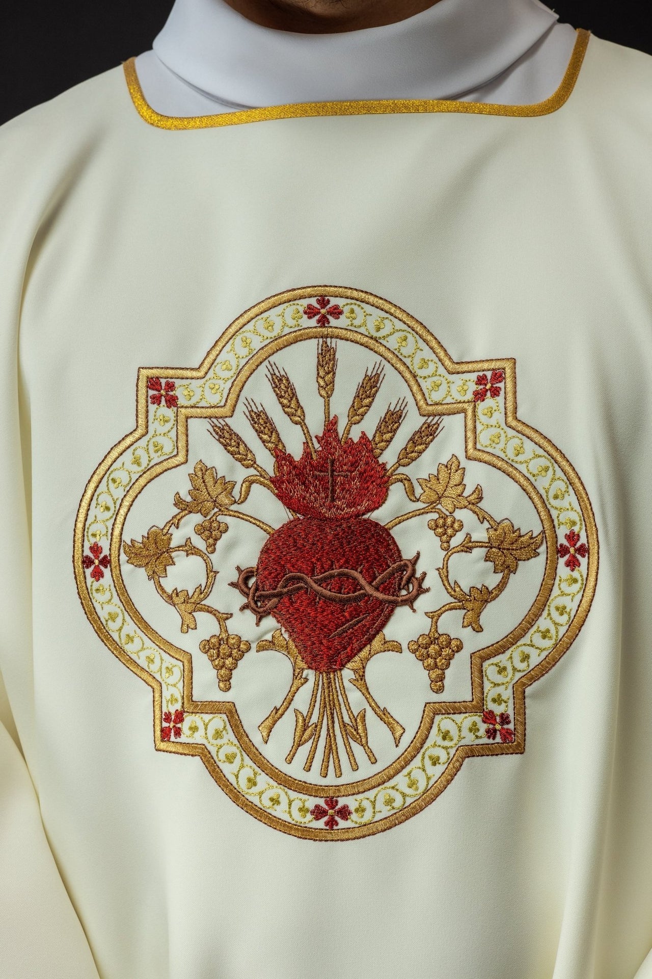 Dalmatyka Ecru z Haftem Serca Jezusa i Kielicha - Elegancka Liturgia - alba.pl