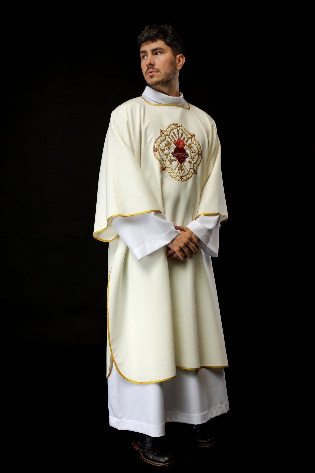 Dalmatyka Ecru z Haftem Serca Jezusa i Kielicha - Elegancka Liturgia - alba.pl