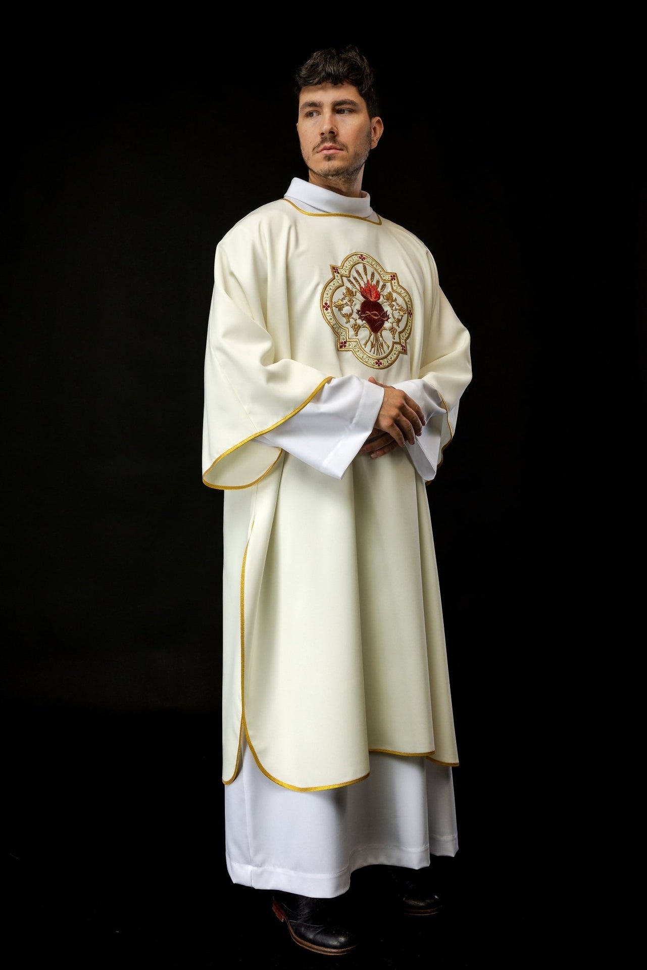 Dalmatyka Ecru z Haftem Serca Jezusa i Kielicha - Elegancka Liturgia - alba.pl
