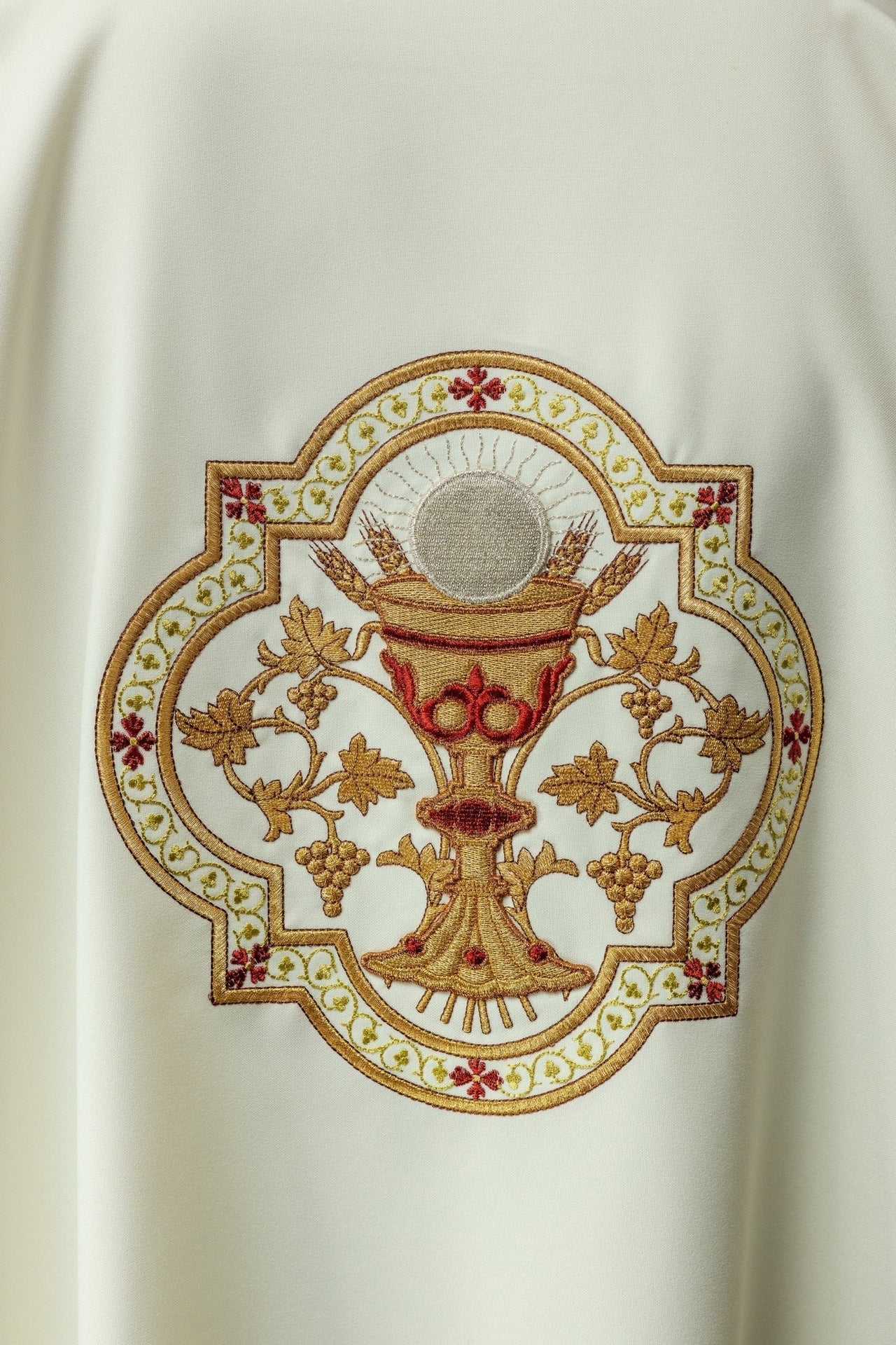 Dalmatyka Ecru z Haftem Serca Jezusa i Kielicha - Elegancka Liturgia - alba.pl
