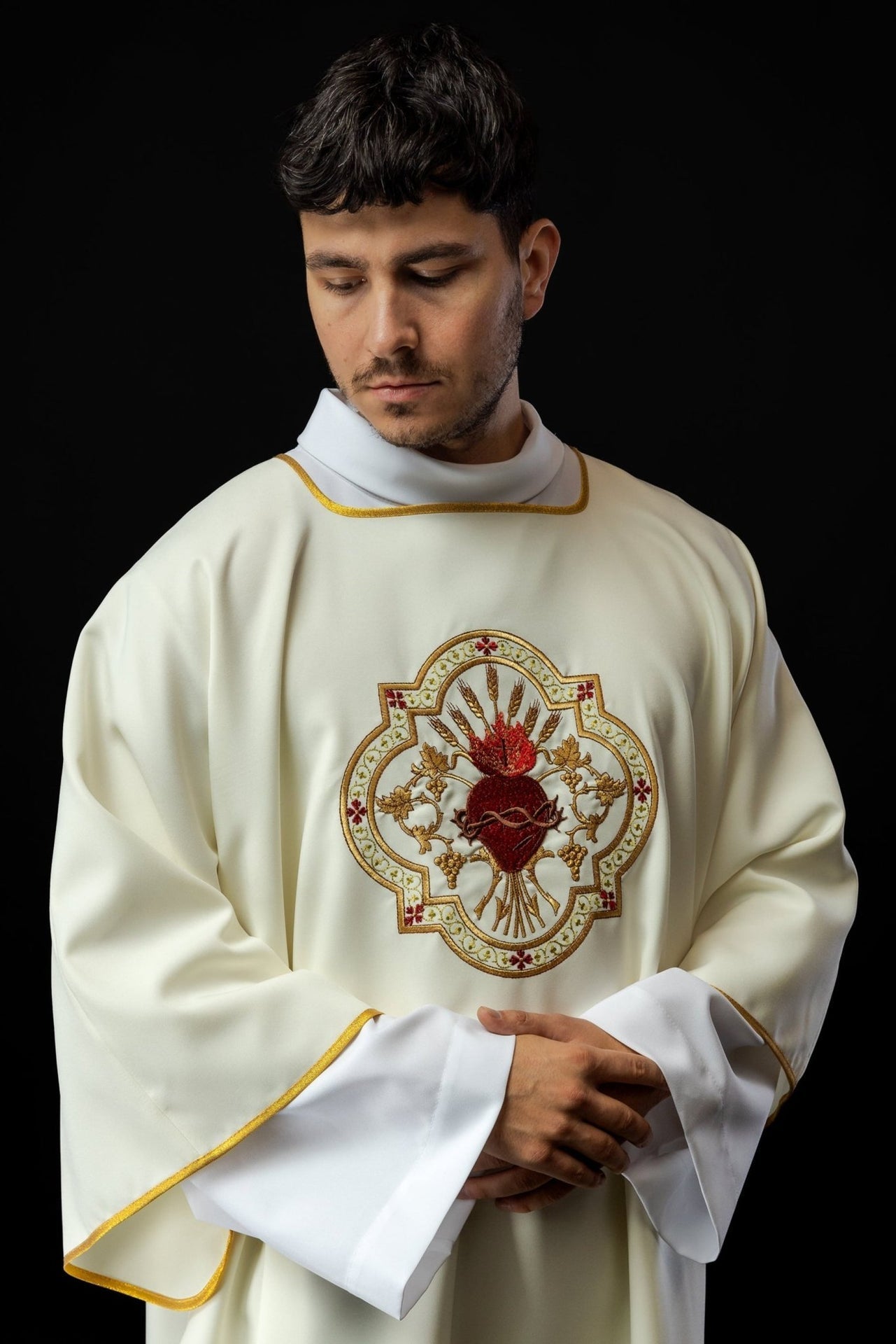 Dalmatyka Ecru z Haftem Serca Jezusa i Kielicha - Elegancka Liturgia - alba.pl