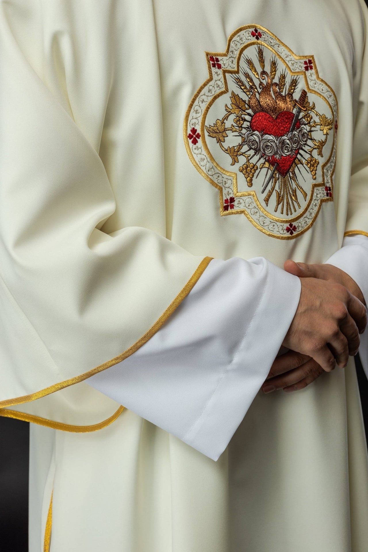 Dalmatyka Ecru z Haftem Serca Maryi Złoto-Bordowym - alba.pl
