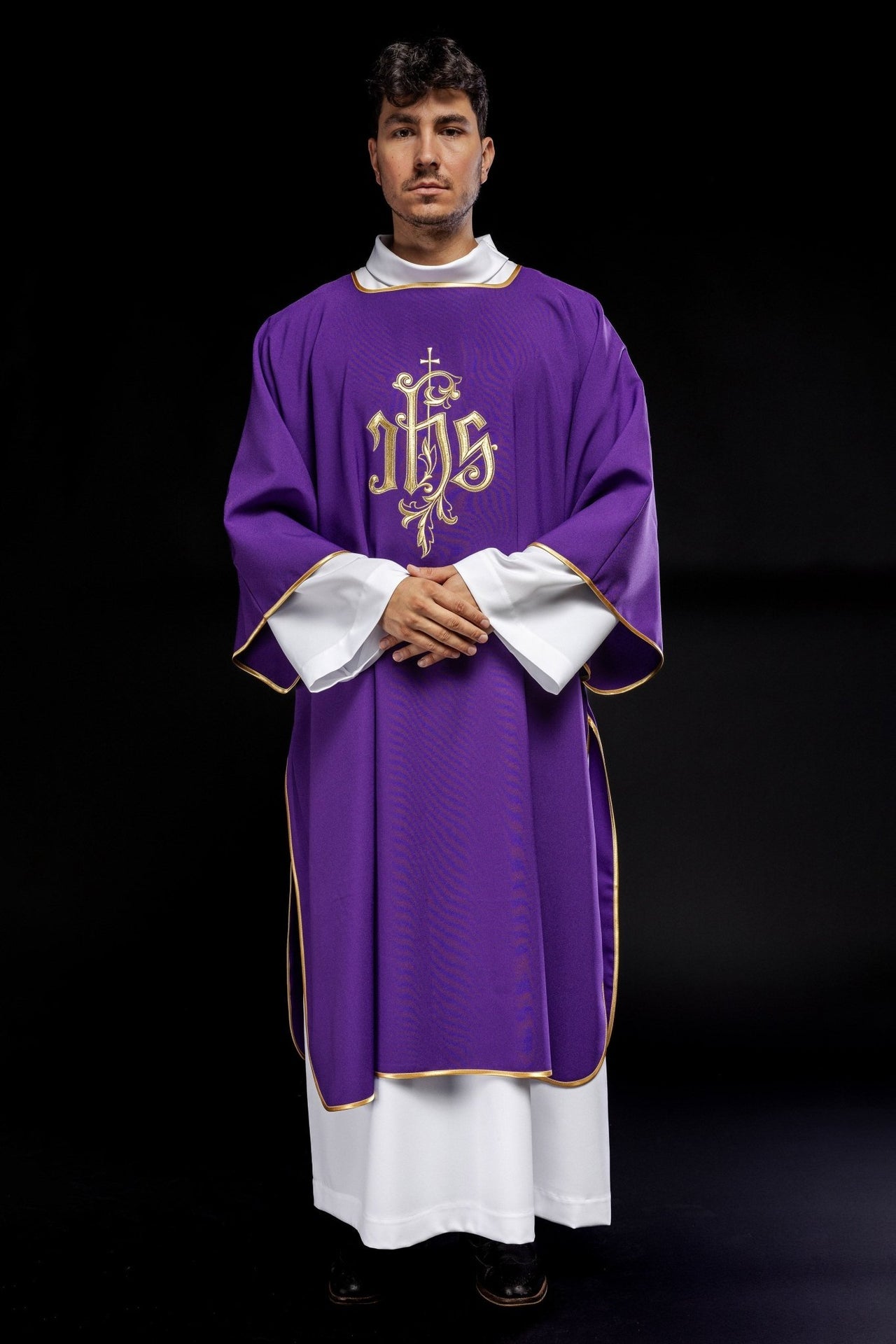 Dalmatyka Fioletowa z Haftem IHS - Liturgiczna Elegancja - alba.pl