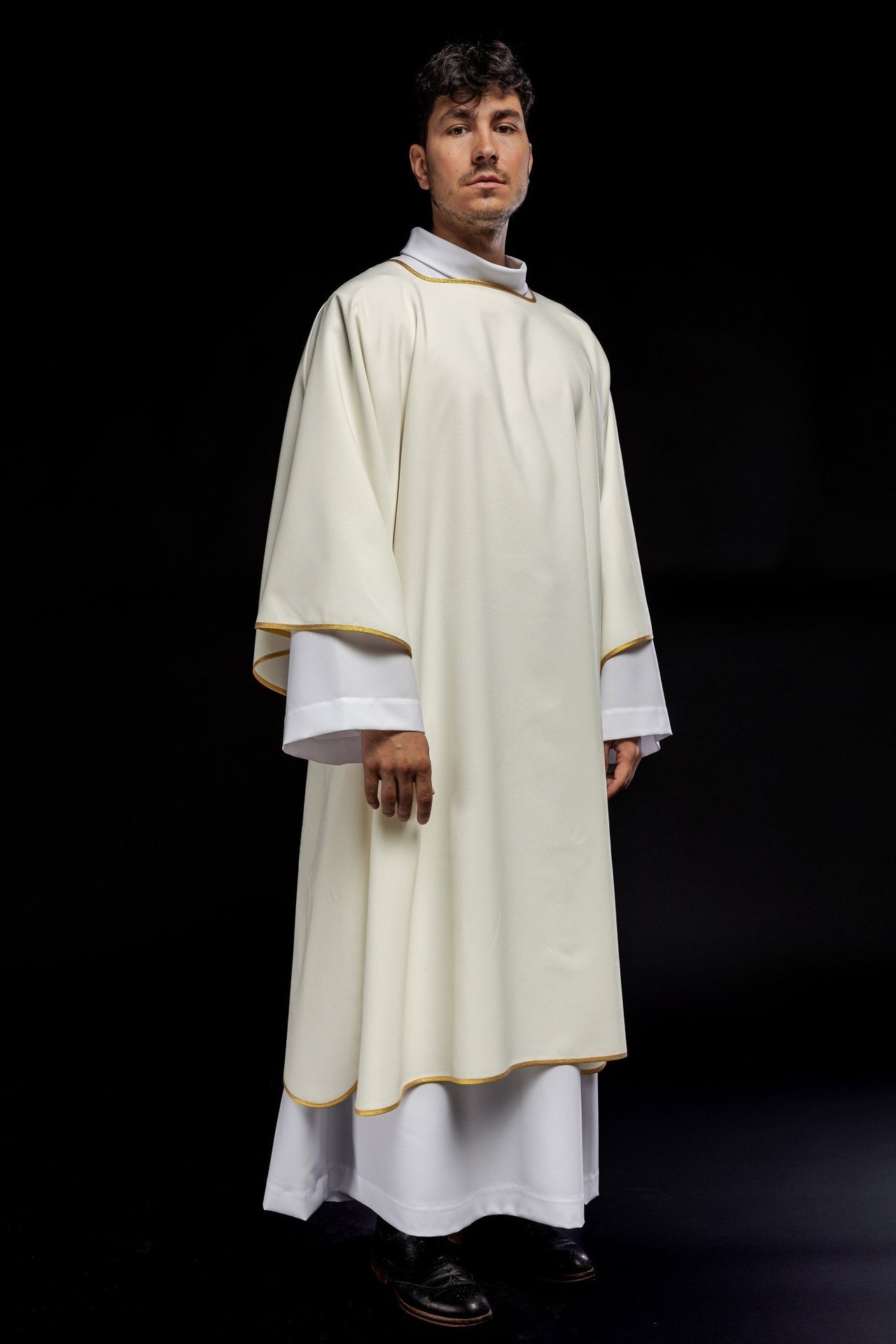 Dalmatyka Gładka Ecru Z Lamówką Złotą - Elegancka Szata Liturgiczna - alba.pl