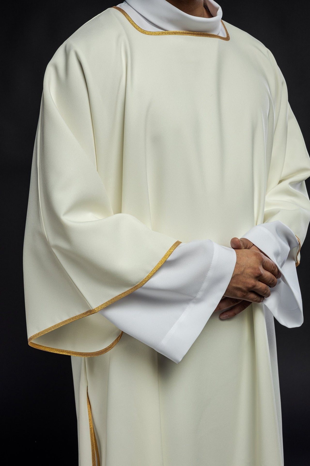 Dalmatyka Gładka Ecru Z Lamówką Złotą - Elegancka Szata Liturgiczna - alba.pl