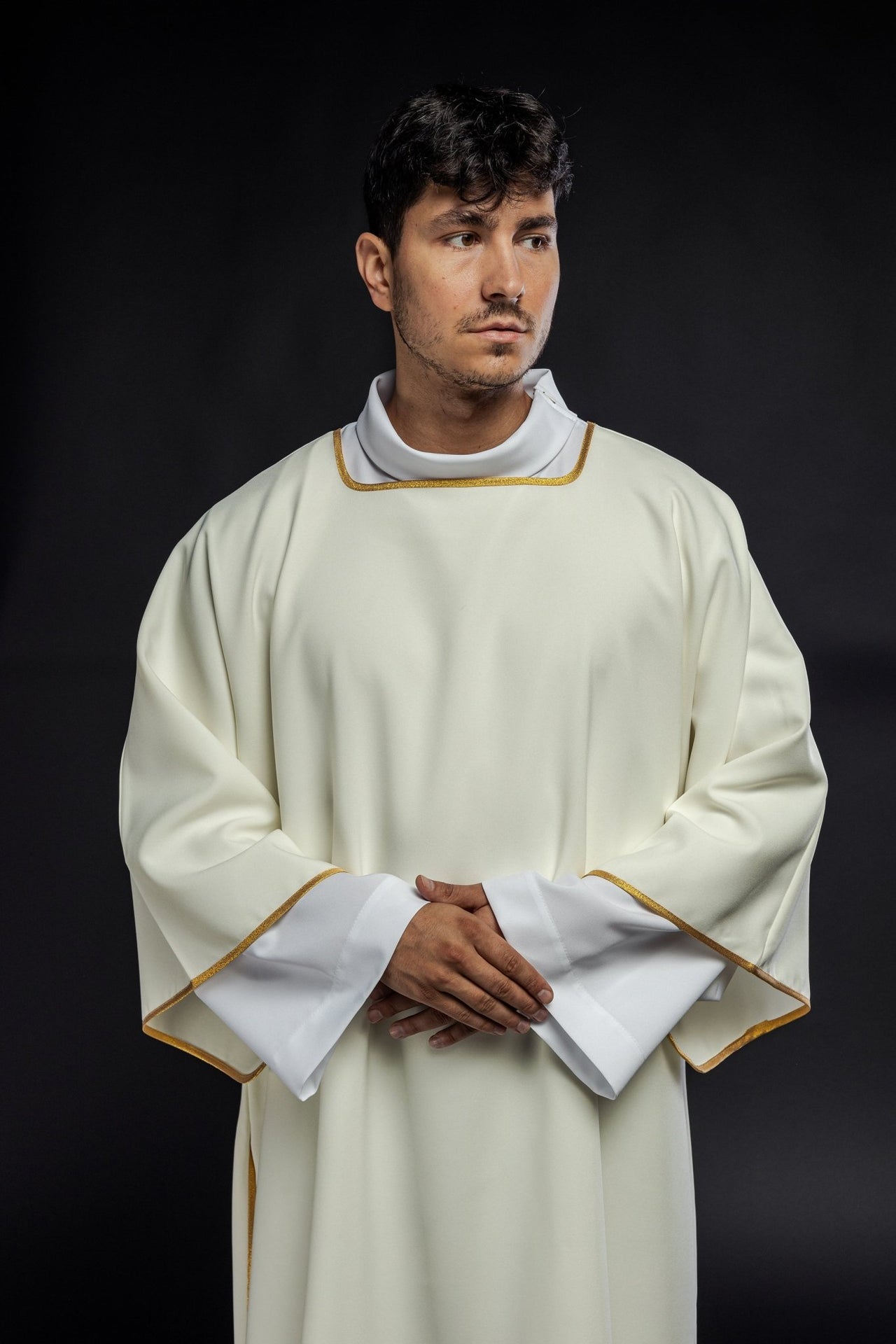 Dalmatyka Gładka Ecru Z Lamówką Złotą - Elegancka Szata Liturgiczna - alba.pl