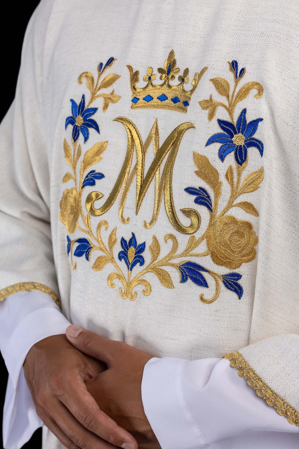 Dalmatyka haftowana z motywem Maryjnym ecru - alba.pl