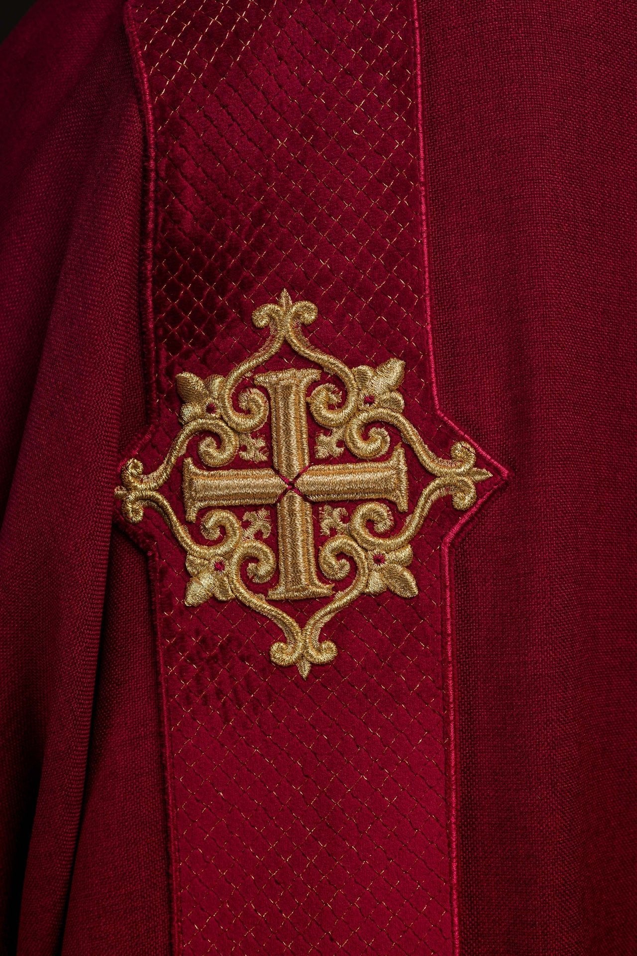 Dalmatyka Liturgiczna Czerwona z Aksamitu i Symbolami Krzyża - alba.pl