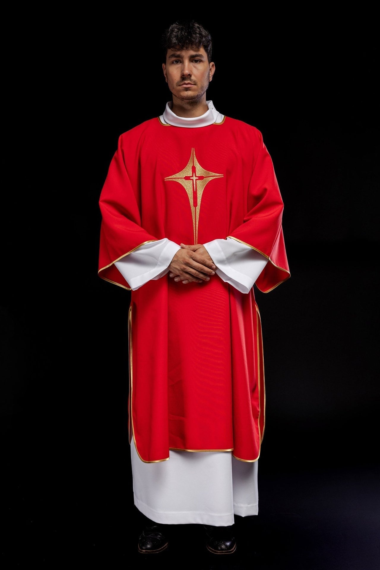 Dalmatyka Liturgiczna Czerwona z Haftem Złotego Krzyża - alba.pl