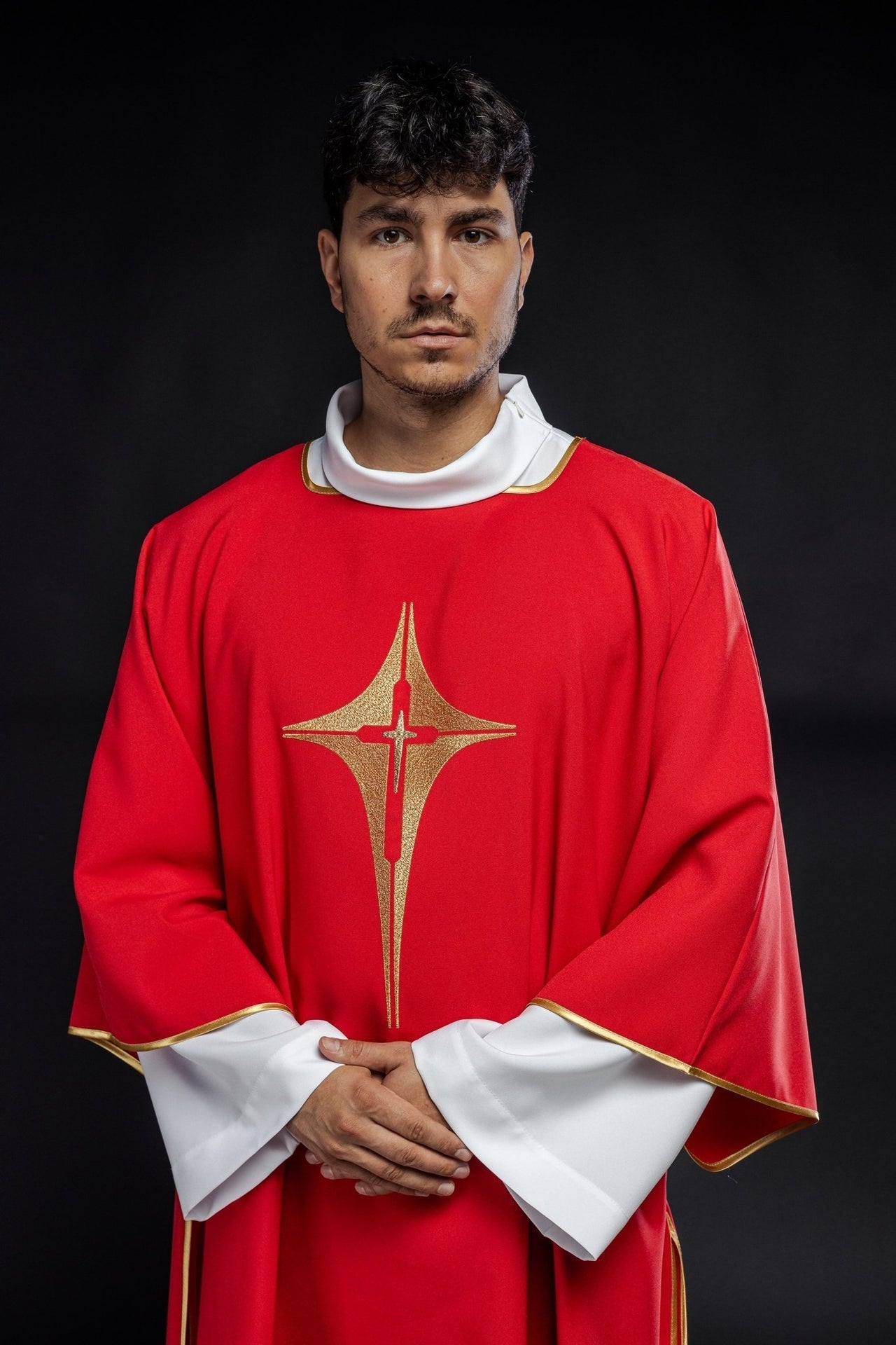 Dalmatyka Liturgiczna Czerwona z Haftem Złotego Krzyża - alba.pl
