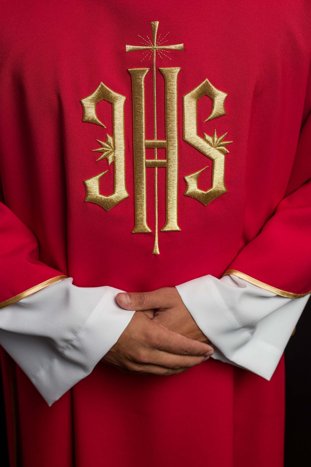 Dalmatyka Liturgiczna Czerwona z Haftowanym IHS - Złota Lamówka - alba.pl