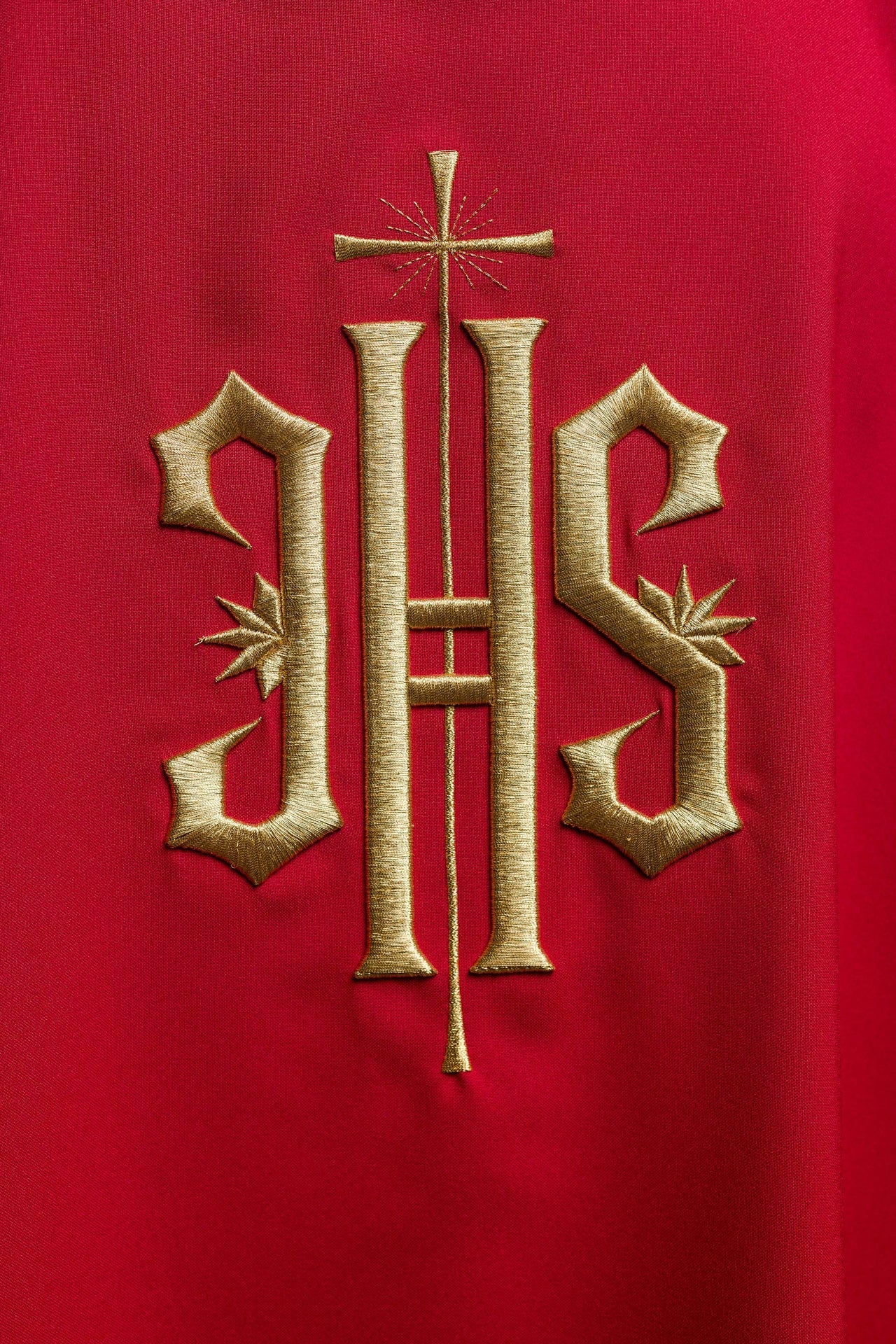 Dalmatyka Liturgiczna Czerwona z Haftowanym IHS - Złota Lamówka - alba.pl