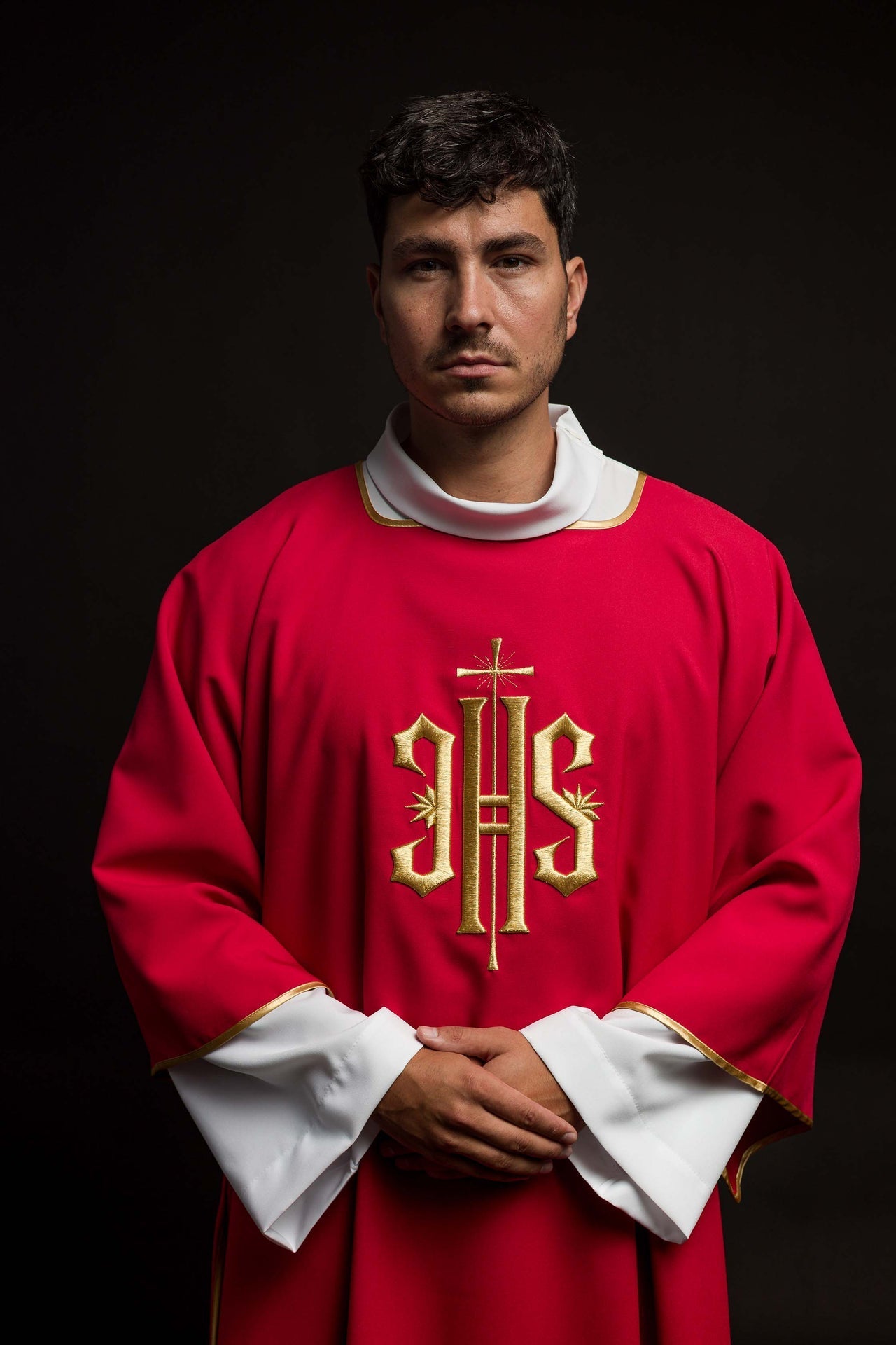 Dalmatyka Liturgiczna Czerwona z Haftowanym IHS - Złota Lamówka - alba.pl