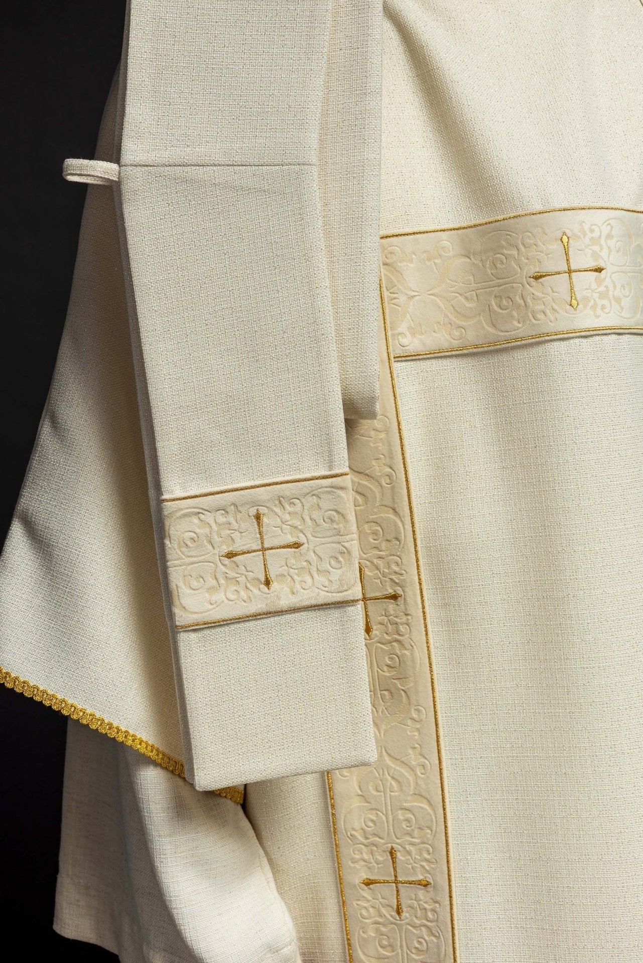 Dalmatyka Liturgiczna Ecru z Aksamitnymi Pasami i Złotym Haftem - alba.pl