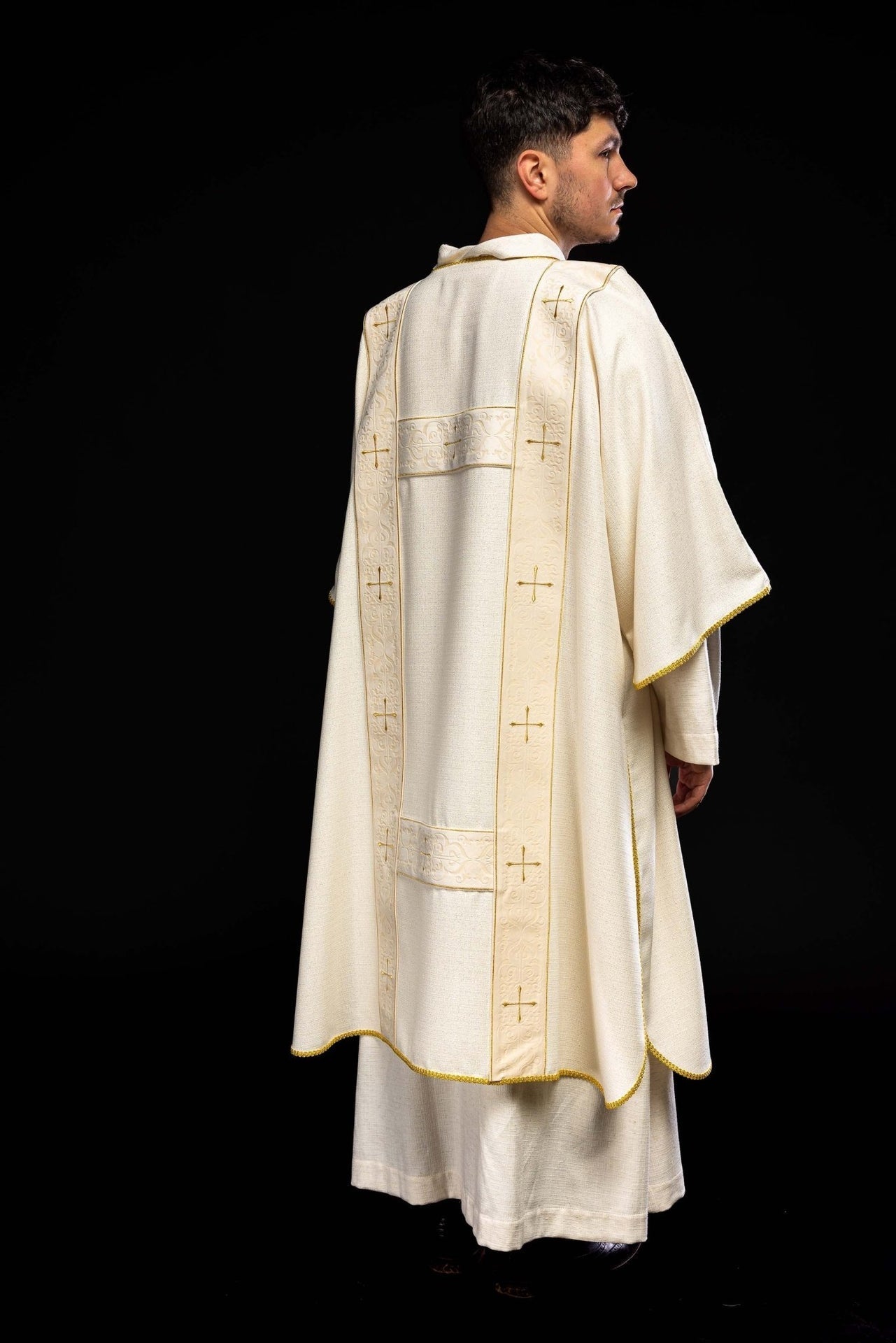 Dalmatyka Liturgiczna Ecru z Aksamitnymi Pasami i Złotym Haftem - alba.pl
