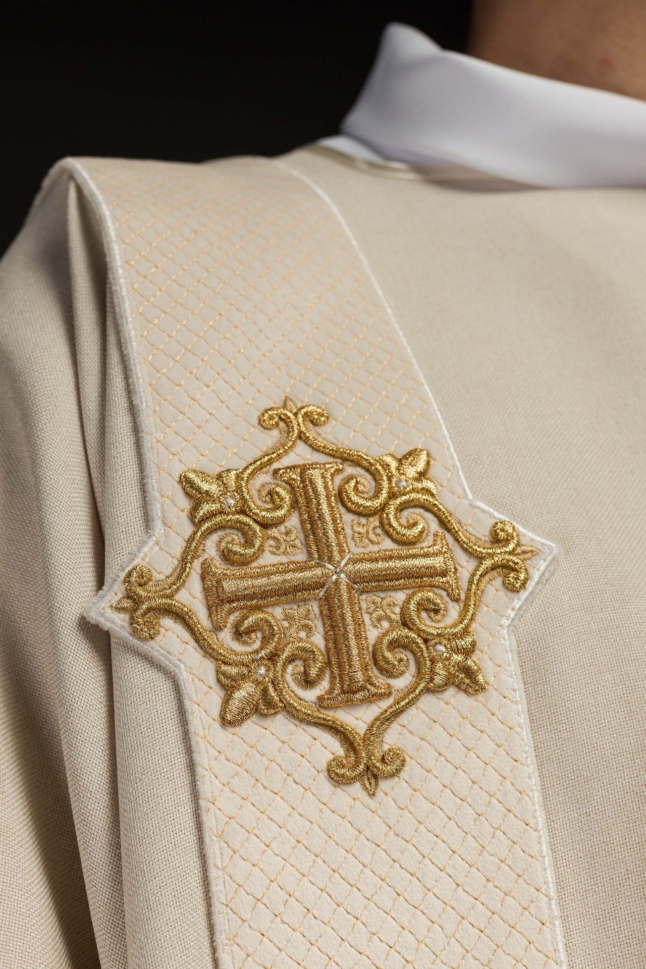 Dalmatyka Liturgiczna Ecru z Aksamitu - Krzyż na Pasach - alba.pl