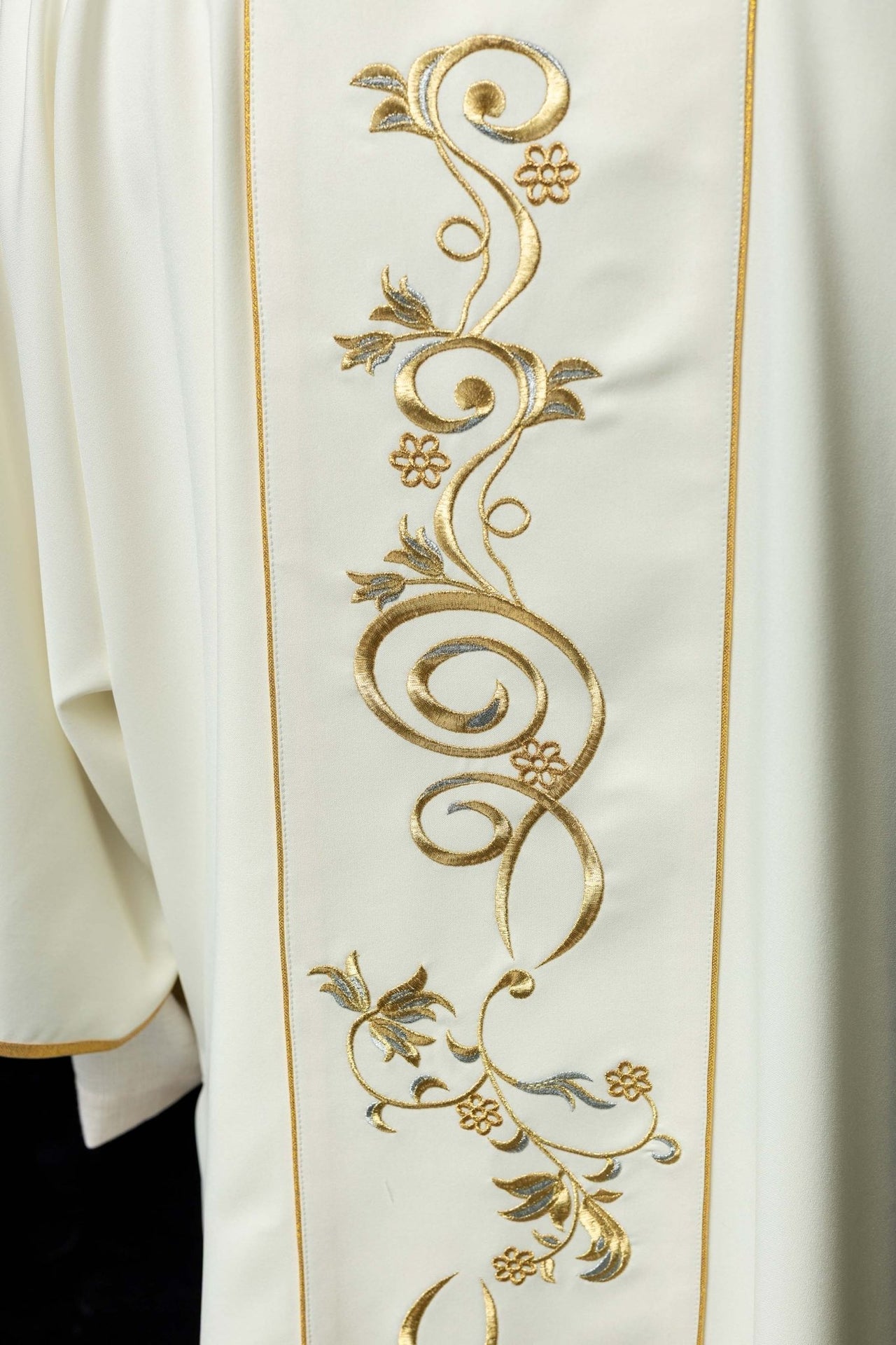 Dalmatyka Liturgiczna Ecru z Haftowanym Pasem IHS - Polski Produkt - alba.pl