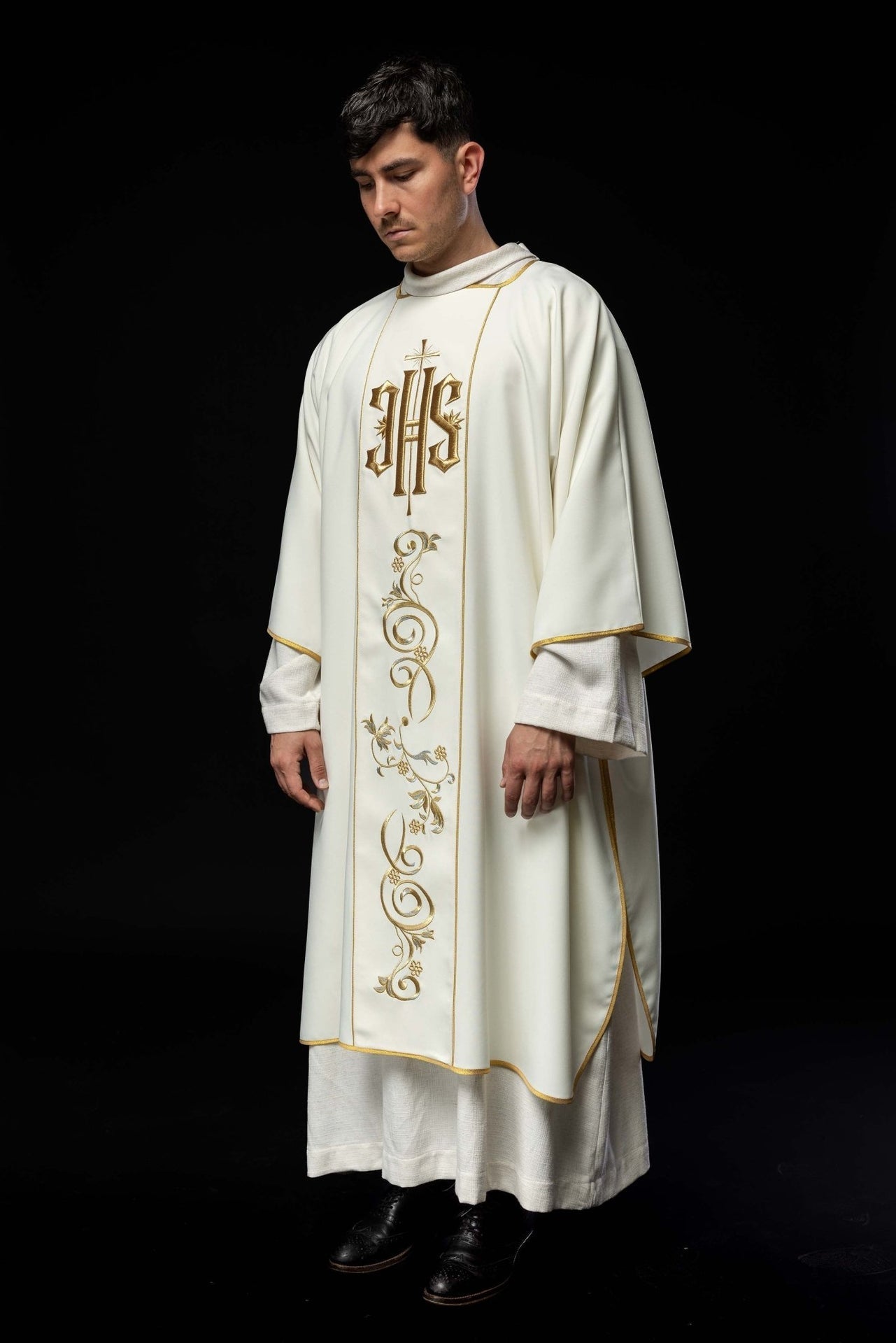 Dalmatyka Liturgiczna Ecru z Haftowanym Pasem IHS - Polski Produkt - alba.pl