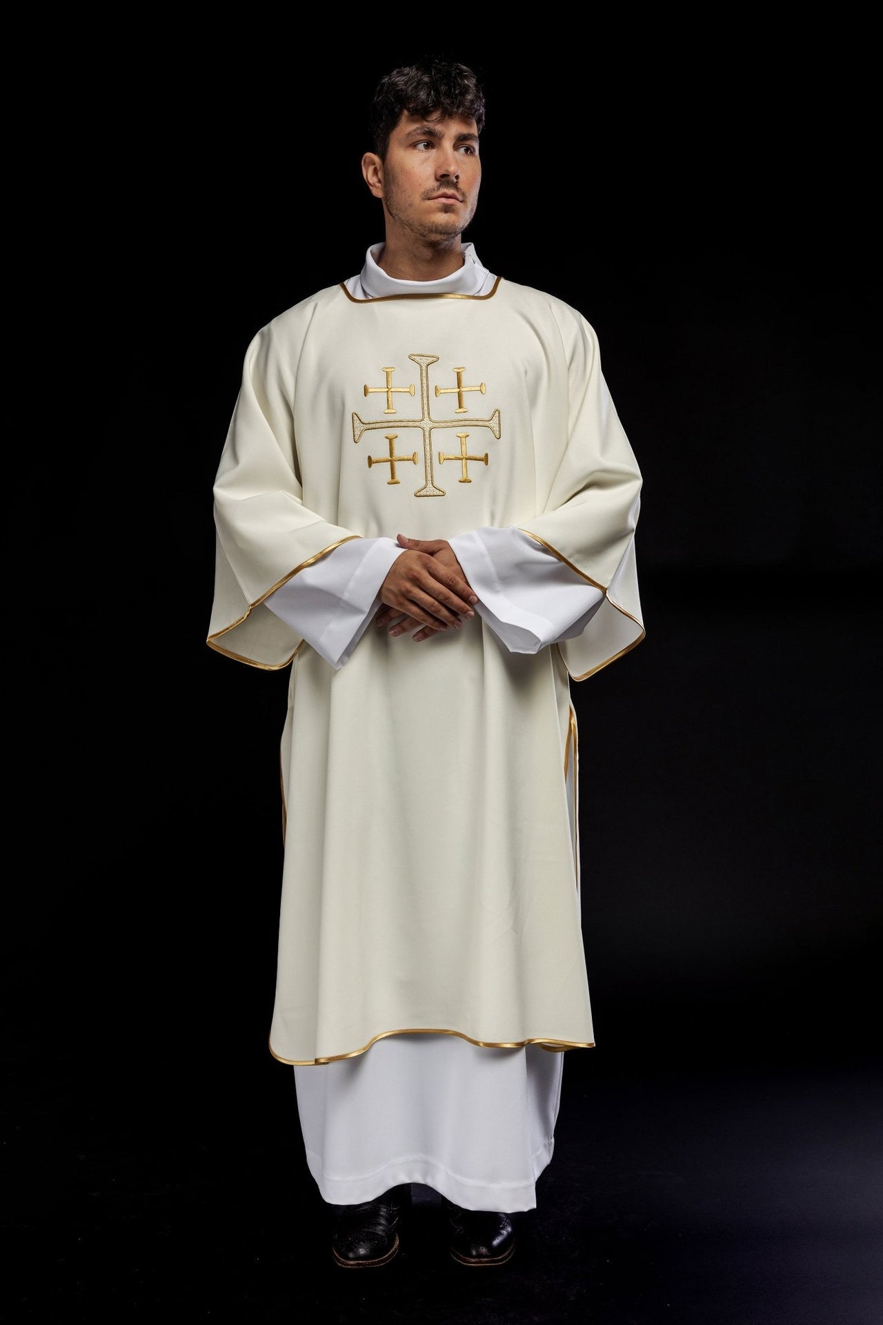 Dalmatyka Liturgiczna Ecru z Haftowanymi Złotymi Krzyżami - alba.pl