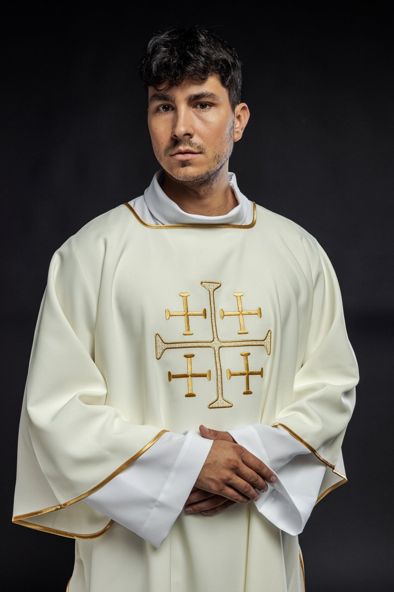 Dalmatyka Liturgiczna Ecru z Haftowanymi Złotymi Krzyżami - alba.pl