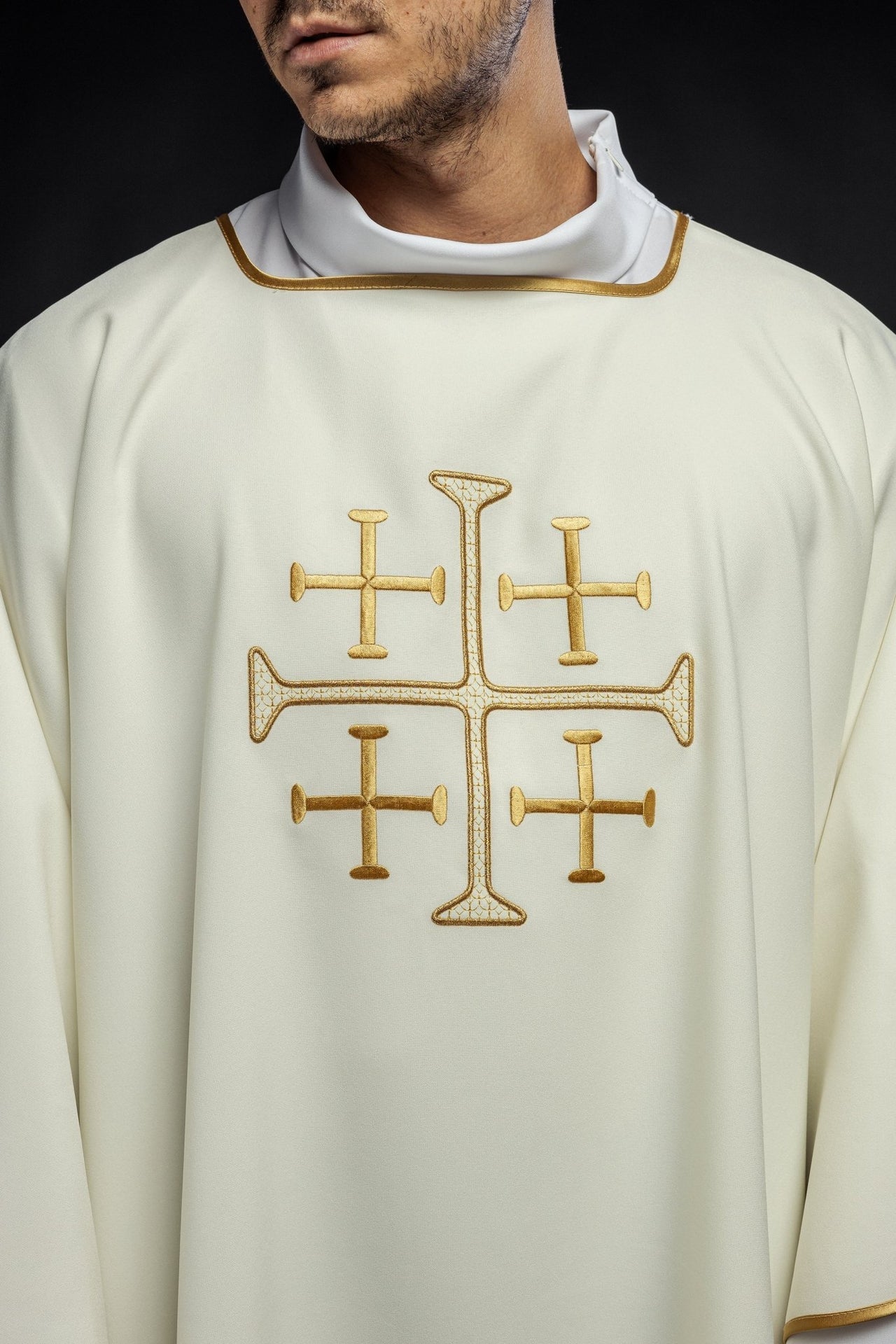 Dalmatyka Liturgiczna Ecru z Haftowanymi Złotymi Krzyżami - alba.pl