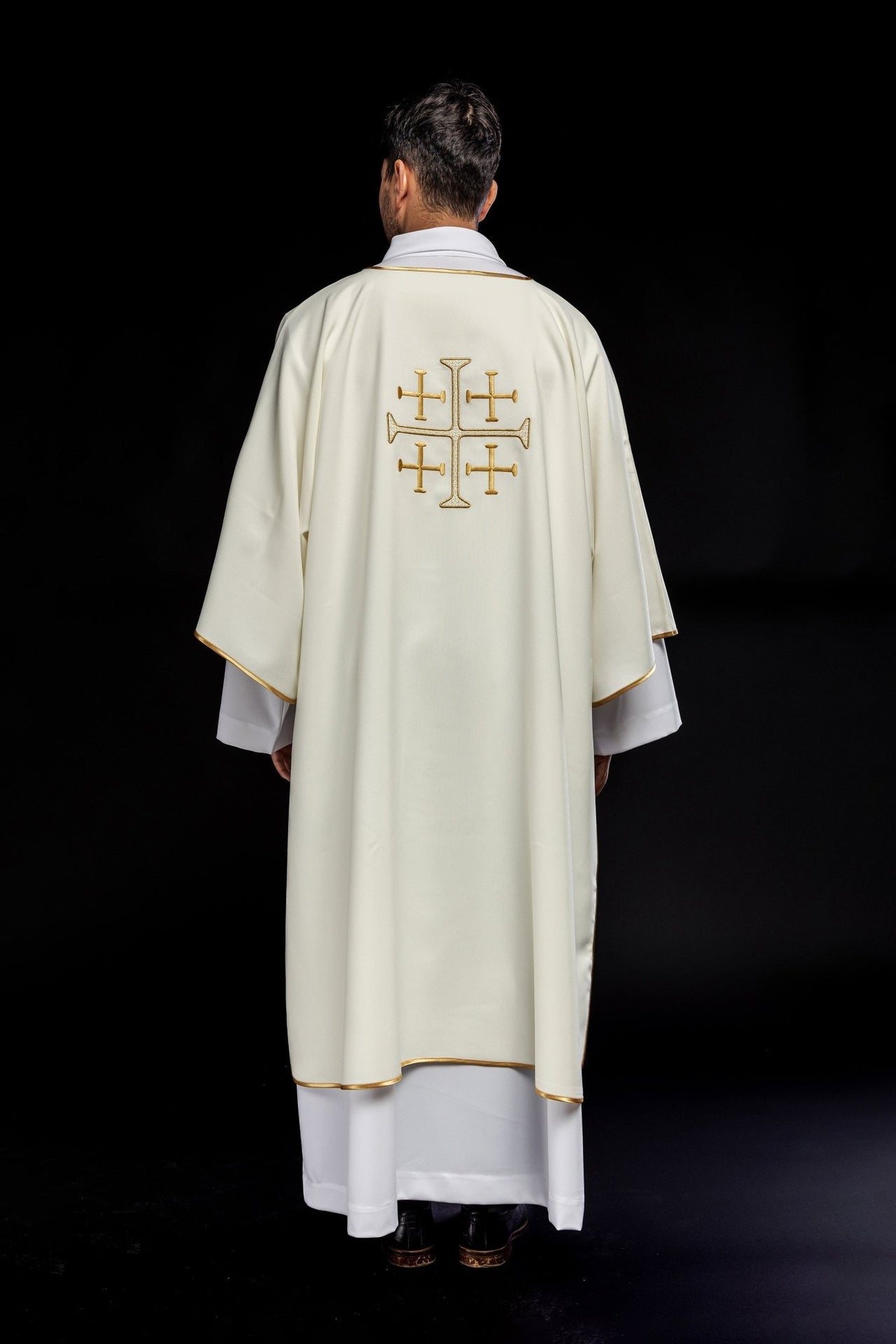 Dalmatyka Liturgiczna Ecru z Haftowanymi Złotymi Krzyżami - alba.pl