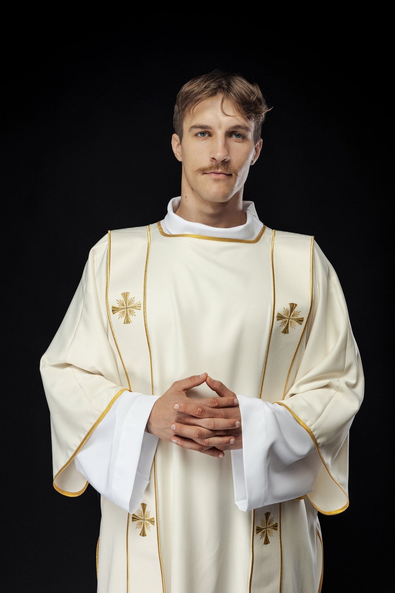 Dalmatyka Liturgiczna Ecru z Pasami i Złotym Krzyżem - alba.pl