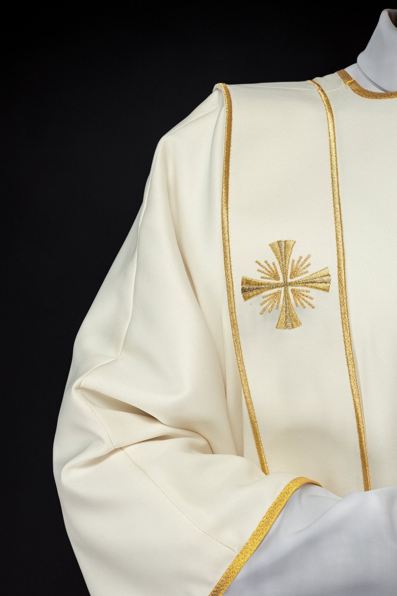 Dalmatyka Liturgiczna Ecru z Pasami i Złotym Krzyżem - alba.pl