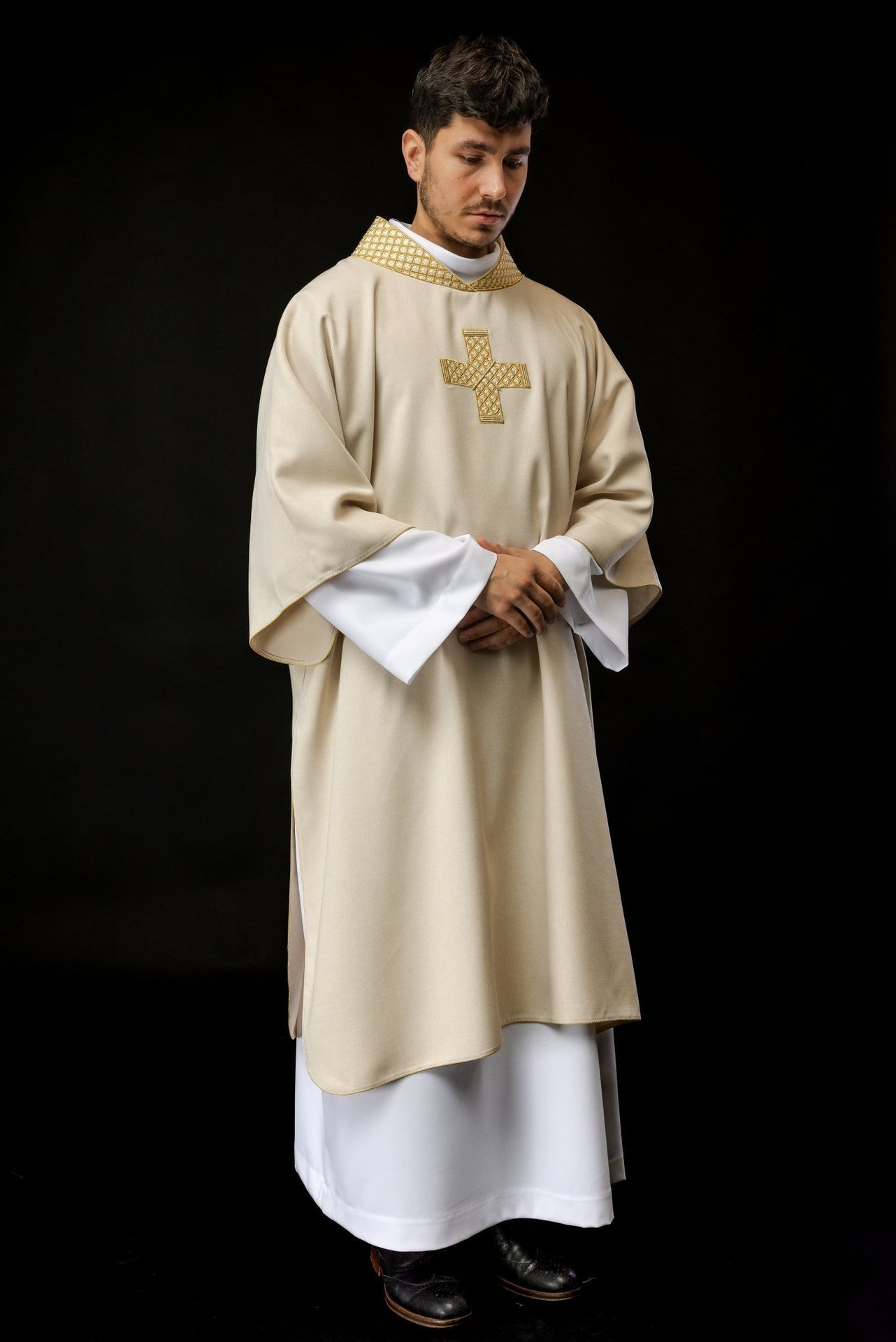 Dalmatyka Liturgiczna Ecru ze Złotymi Krzyżami i Stułą - alba.pl