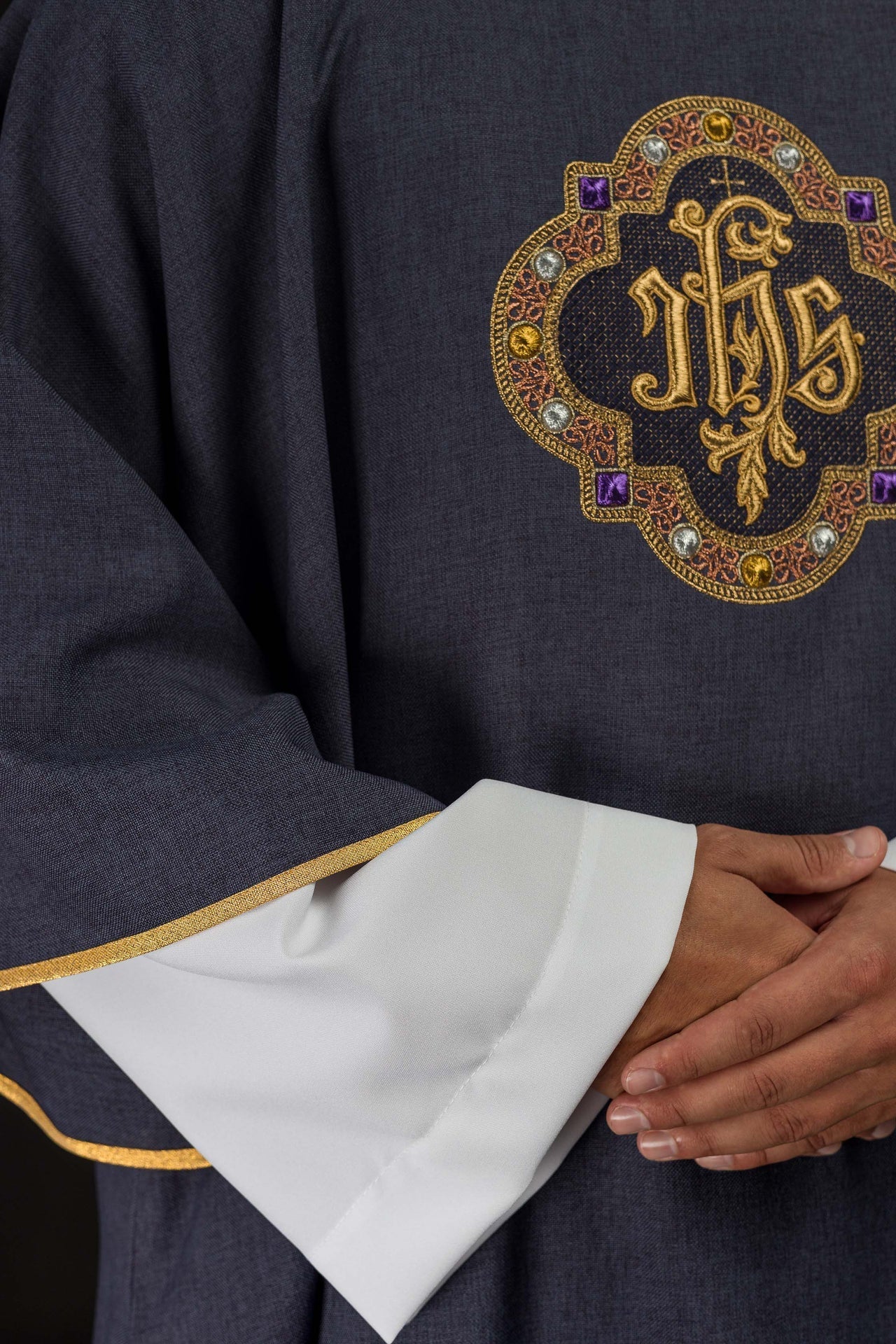 Dalmatyka Liturgiczna Fioletowa IHS - Haftowana Lamówka i Stuła - alba.pl