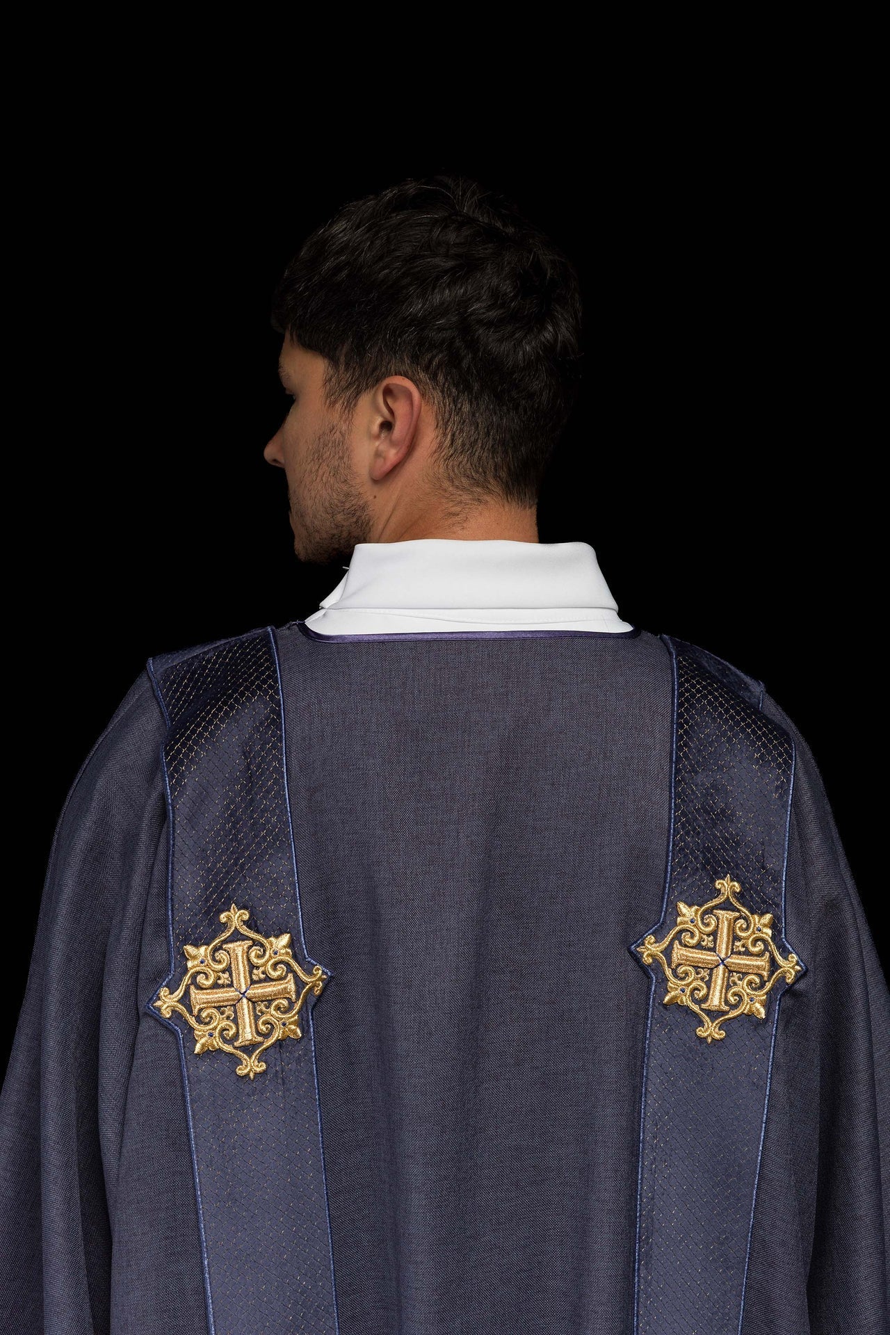 Dalmatyka Liturgiczna Fioletowa z Aksamitnymi Pasami i Krzyżem - alba.pl