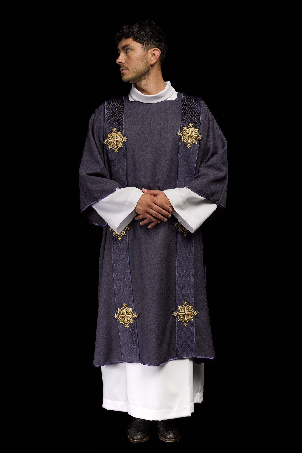 Dalmatyka Liturgiczna Fioletowa z Aksamitnymi Pasami i Krzyżem - alba.pl