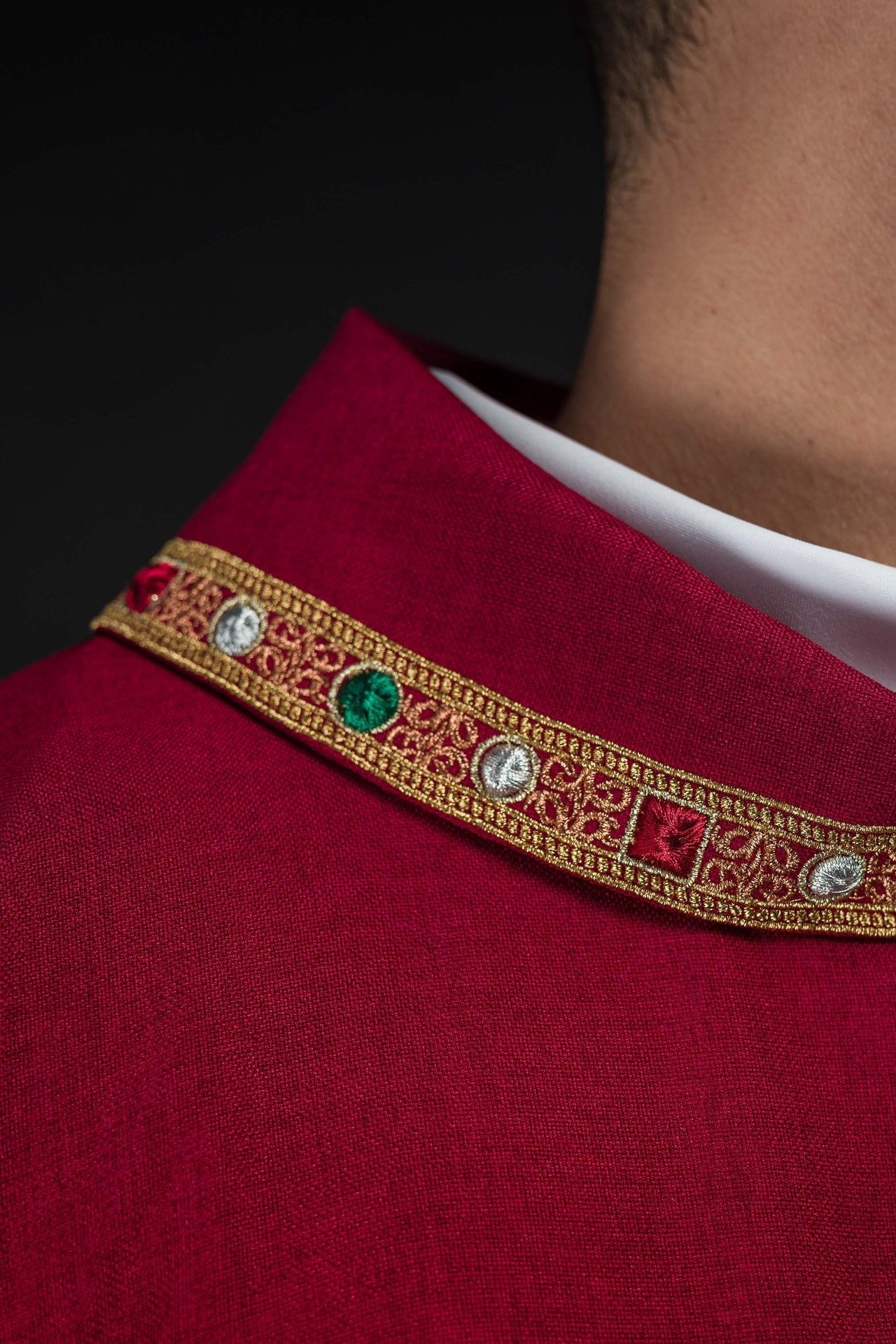 Dalmatyka Liturgiczna z Haftem IHS i Czerwonym Kołnierzem - alba.pl