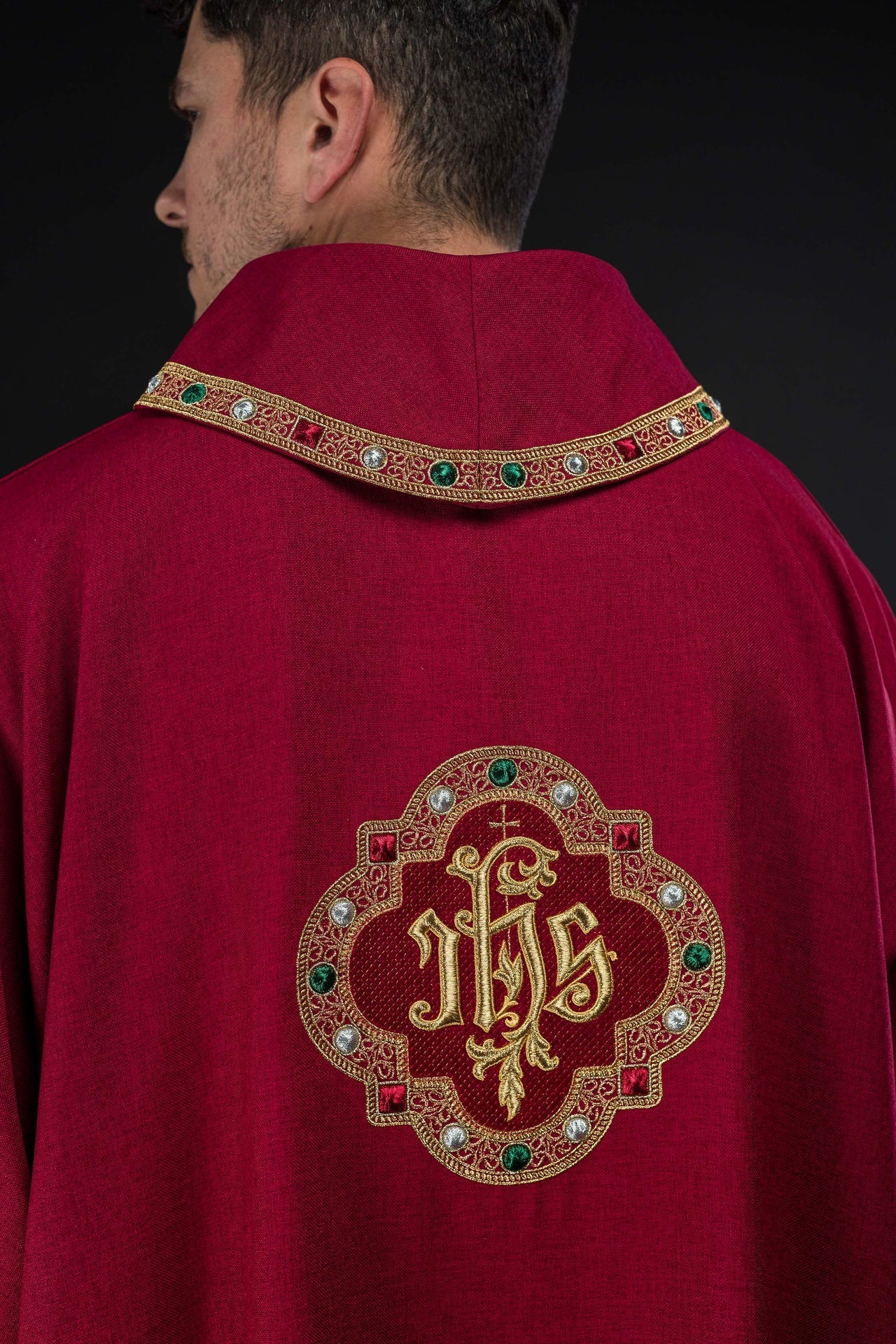 Dalmatyka Liturgiczna z Haftem IHS i Czerwonym Kołnierzem - alba.pl