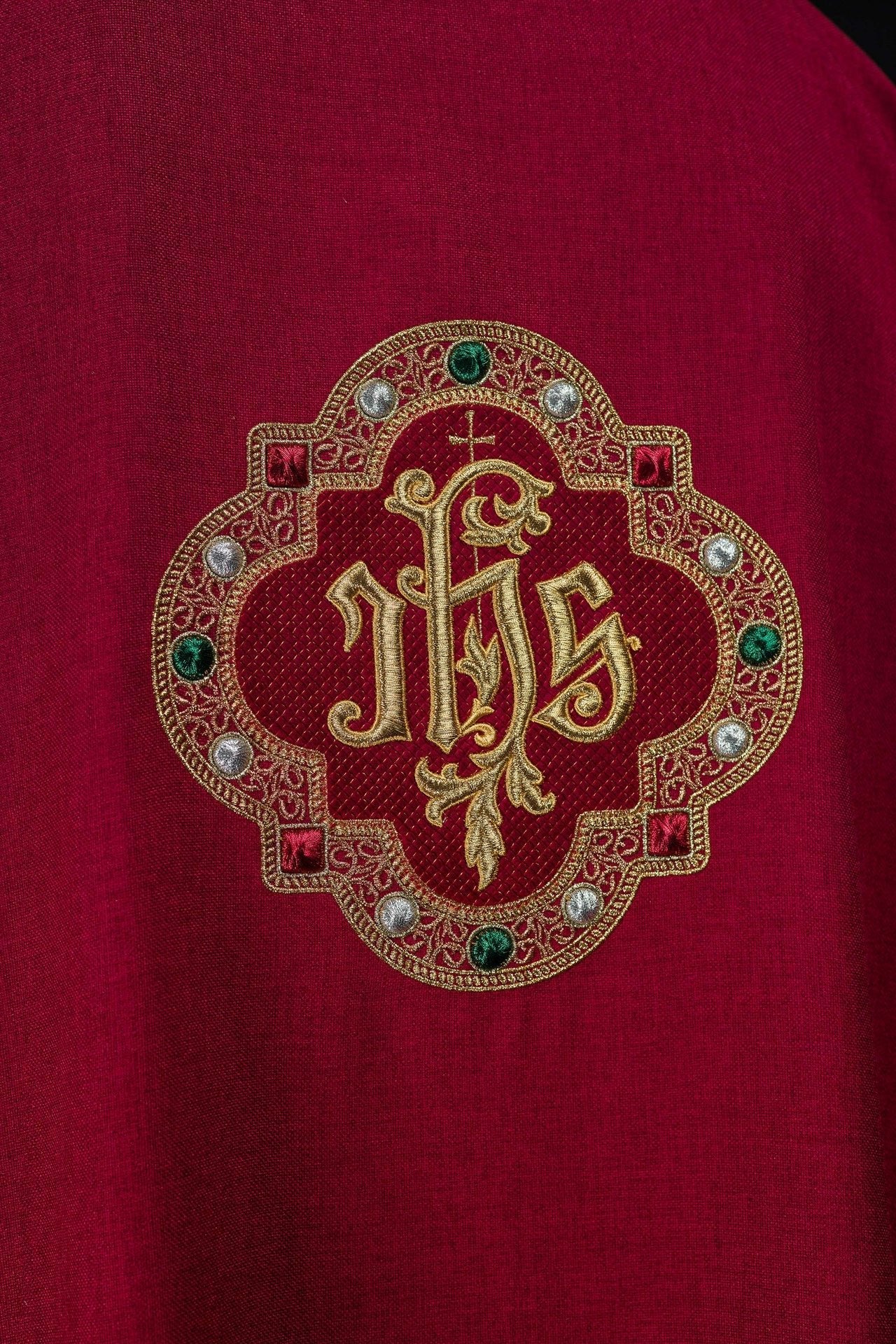 Dalmatyka Liturgiczna z Haftem IHS i Czerwonym Kołnierzem - alba.pl