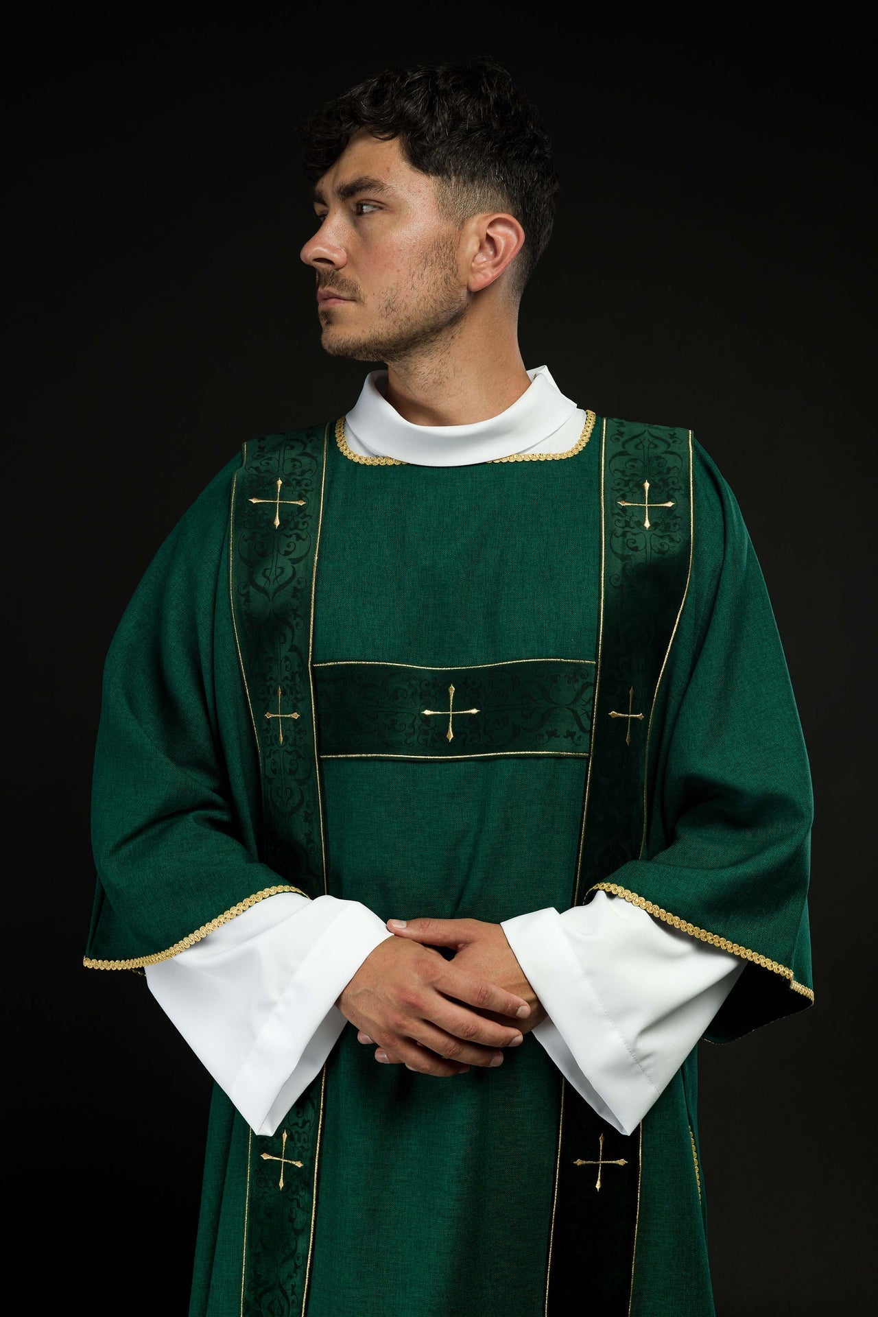 Dalmatyka Liturgiczna Zielona z Aksamitnymi Pasami i Złotym Krzyżem - alba.pl