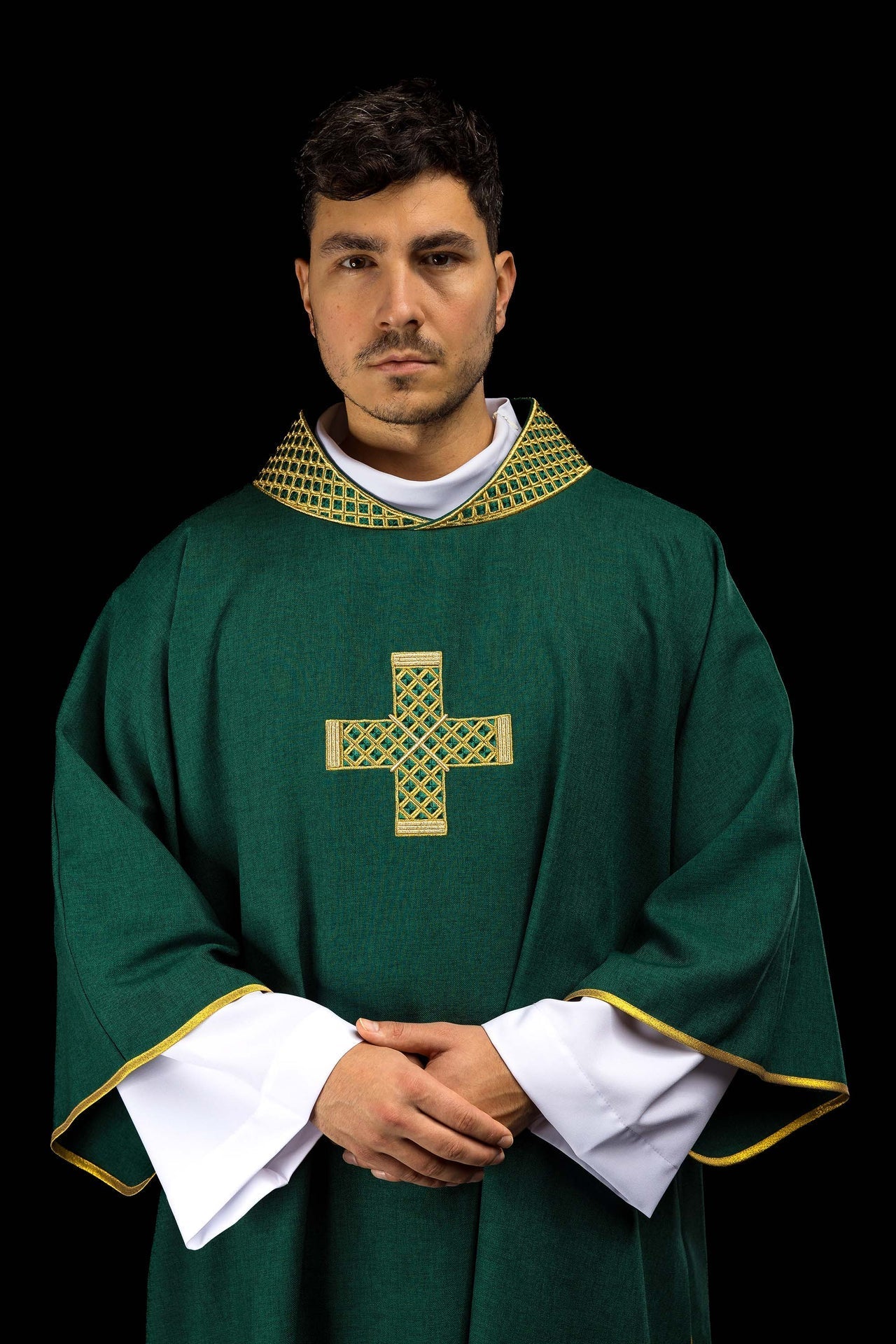 Dalmatyka Liturgiczna Zielona z Haftowanymi Krzyżami i Kołnierzem - alba.pl