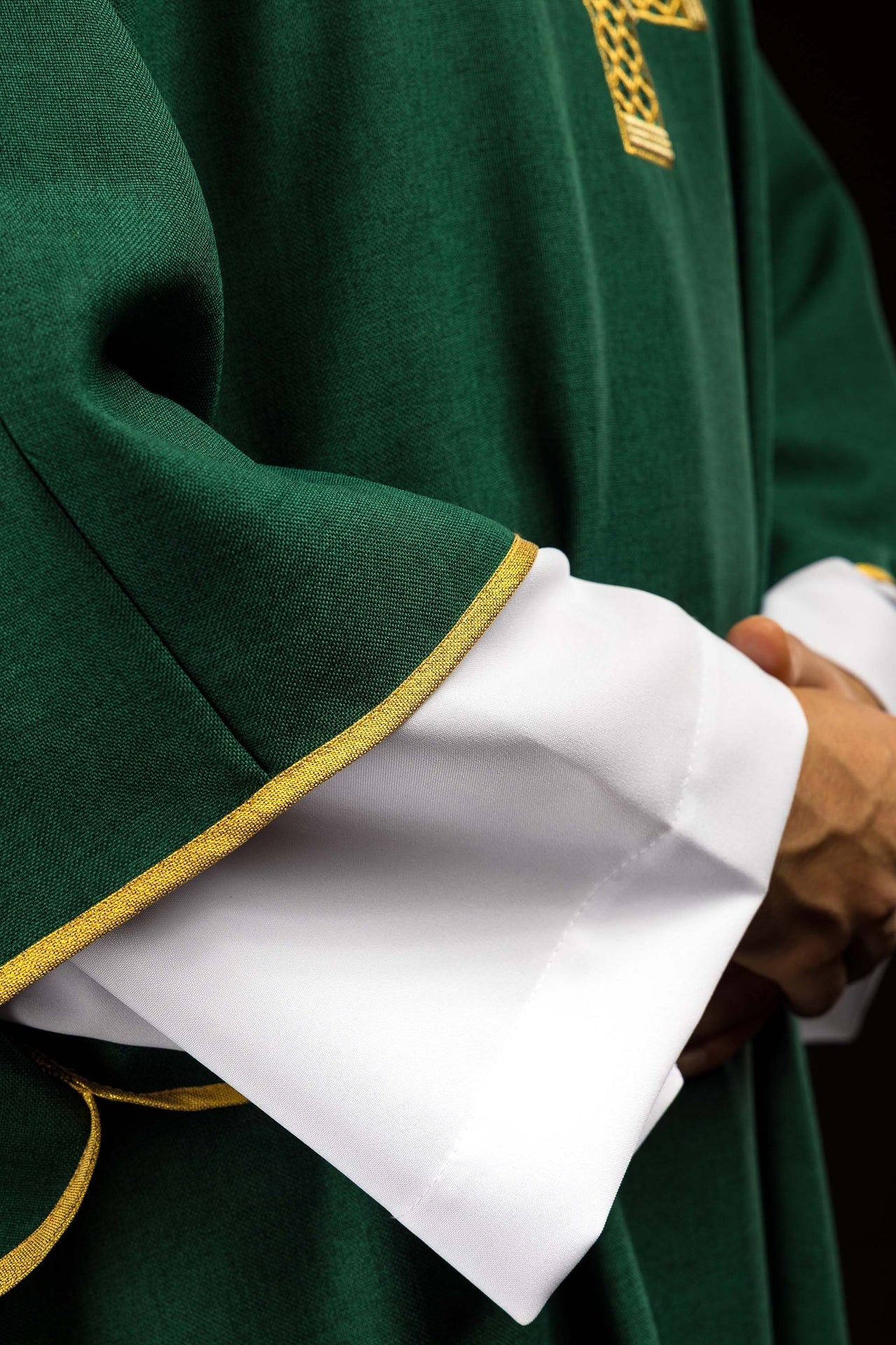 Dalmatyka Liturgiczna Zielona z Haftowanymi Krzyżami i Kołnierzem - alba.pl