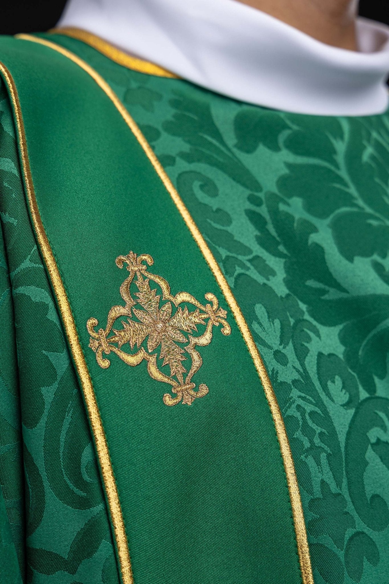Dalmatyka z pasami i haftowanymi złotymi krzyżami na żakardzie zielona
