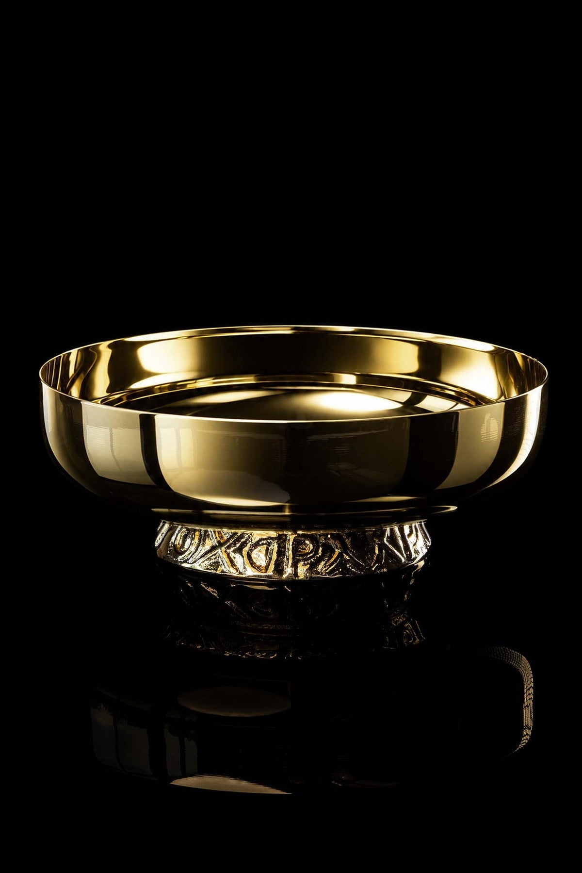Patena liturgiczna pozłacana z mosiądzu, 16 cm, widok z przodu z ozdobną stopą