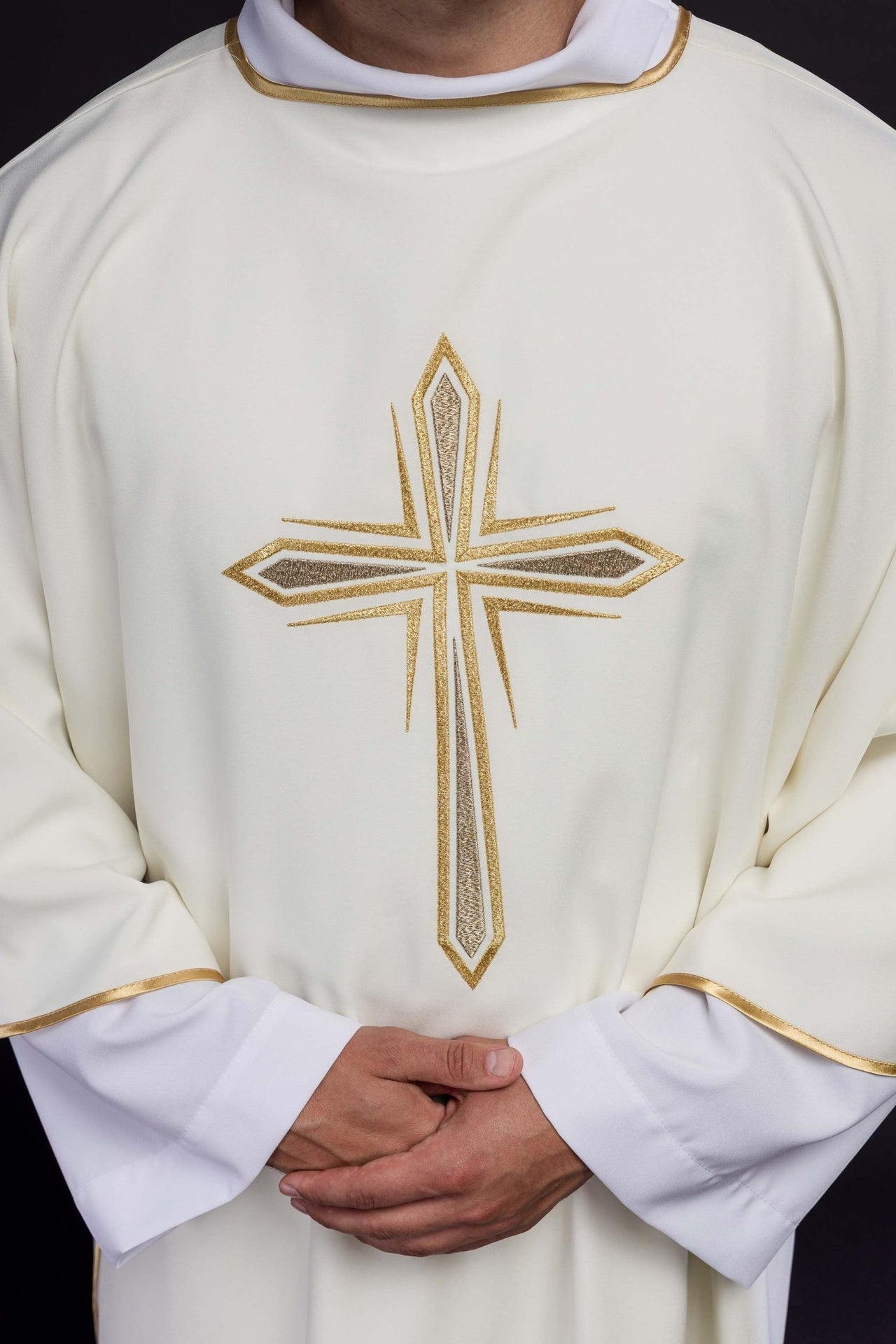 Ecru Dalmatyka z Haftowanym Złotym Krzyżem i Stułą - alba.pl